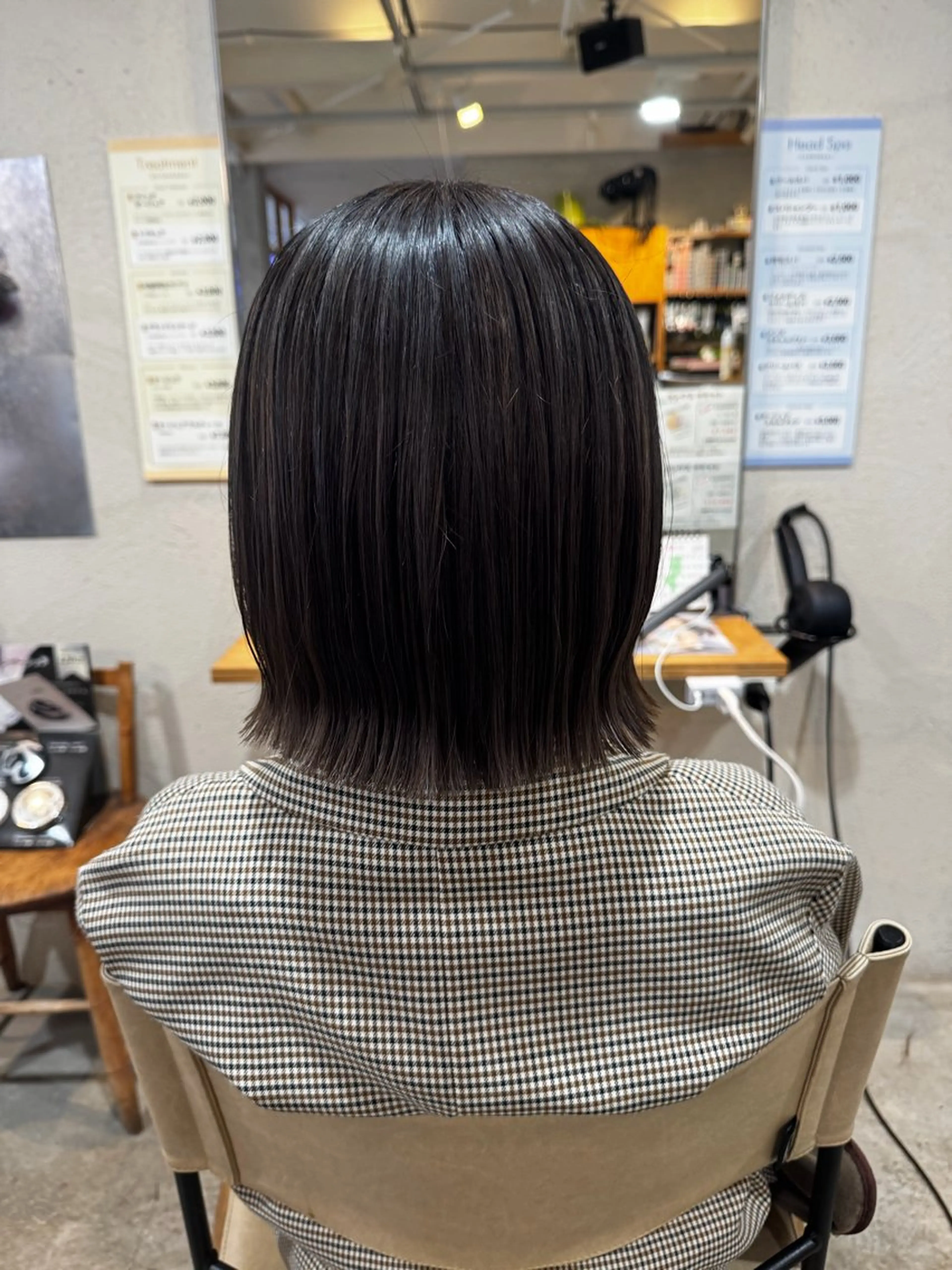 ミディアム カラー 切りっぱなしボブ ボブ momoka 女性限定のヘアスタイル