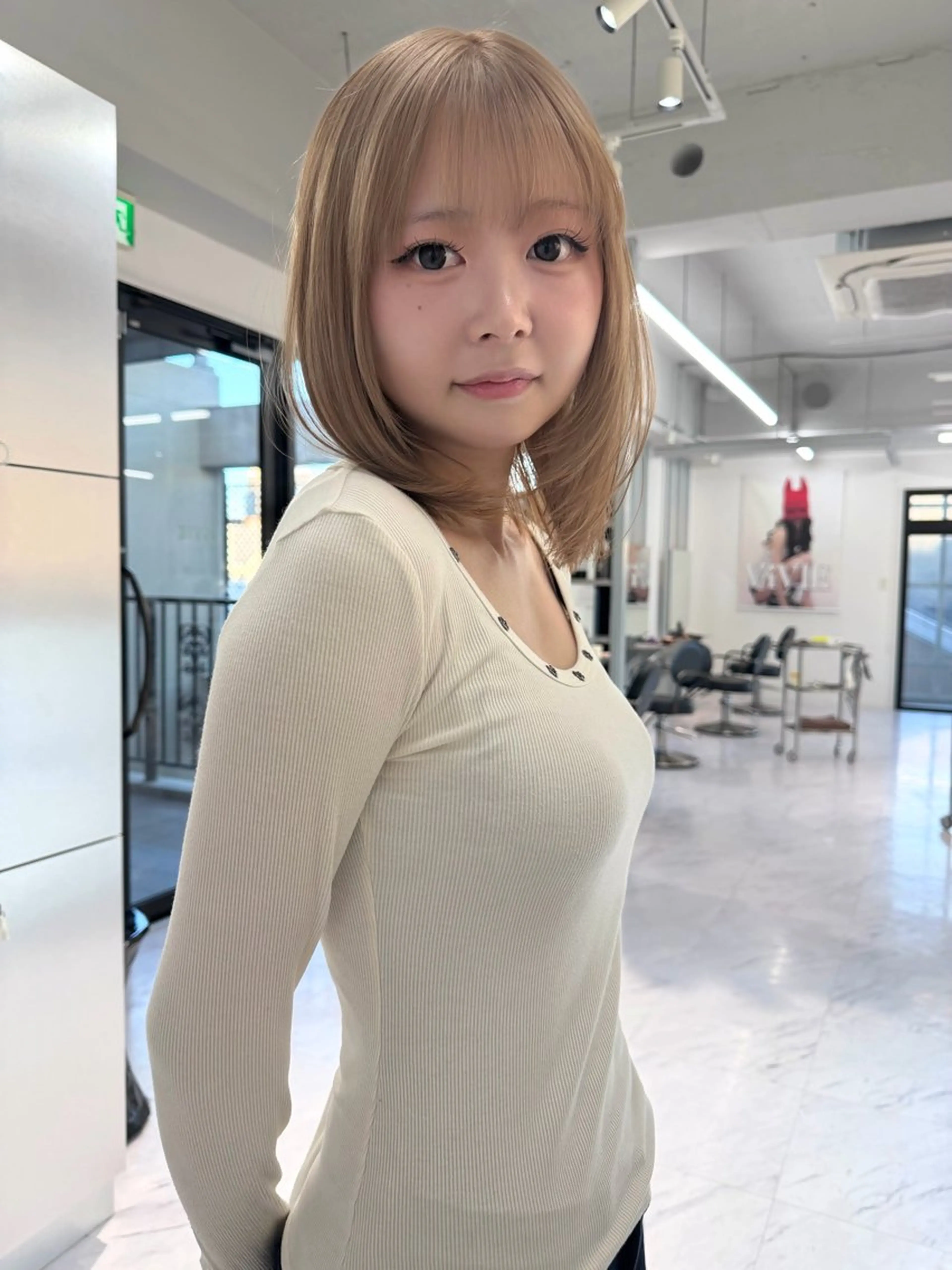 ミディアム カラー ベージュカラー ブリーチ ケアブリーチ デザインカラー ダブルカラー カット ヘアカラー トリートメント TATSUブリーチ/ ミルクティーベージュのヘアスタイル