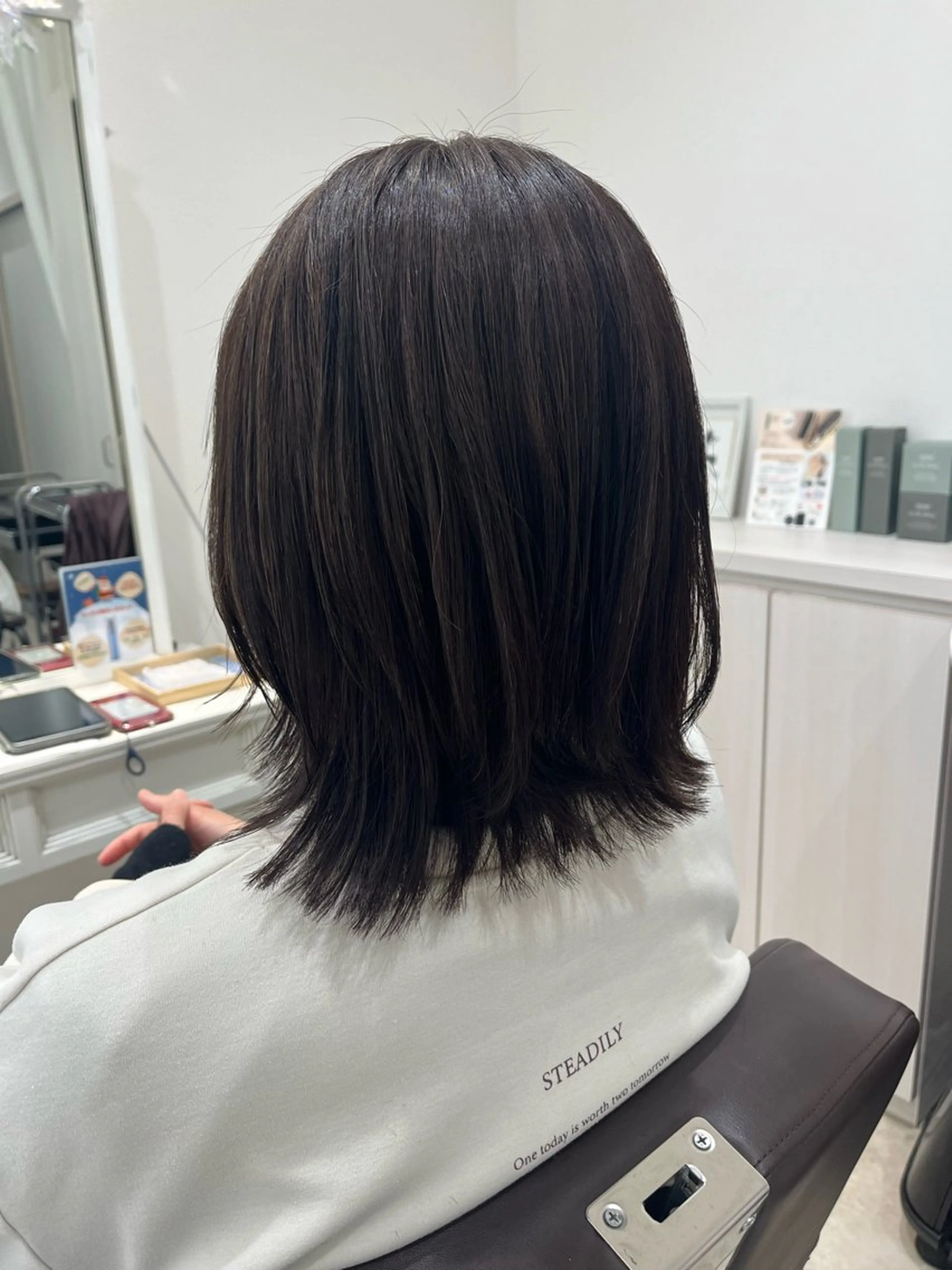 ミディアム カラー 透明感カラー レイヤーカット そうま みのりのヘアスタイル