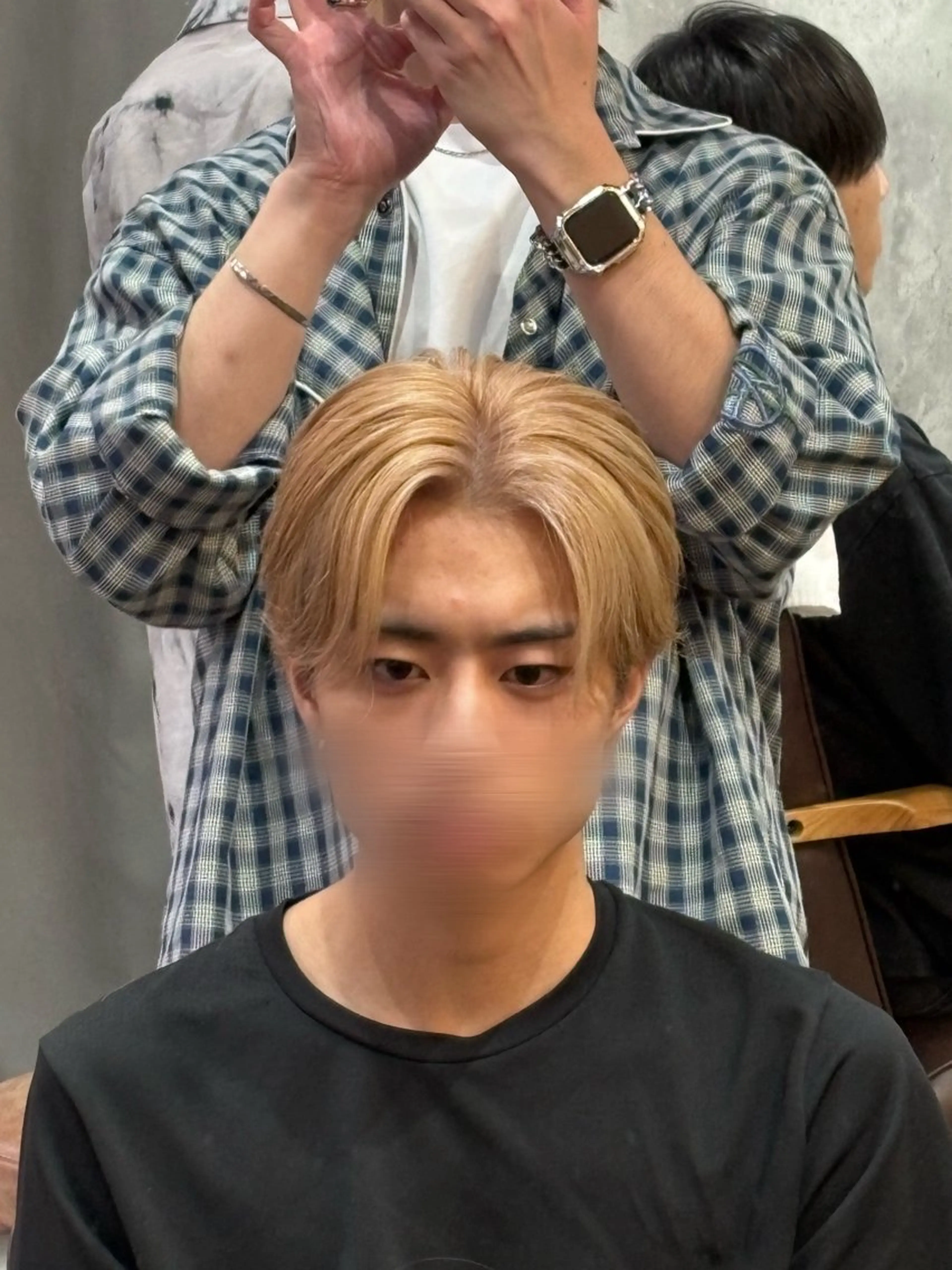 ショート カラー メンズ センターパート ベージュカラー ミルクティーベージュ カット ヘアカラー 韓国メンズヘア/ 毛流れヘア　須田龍世のヘアスタイル