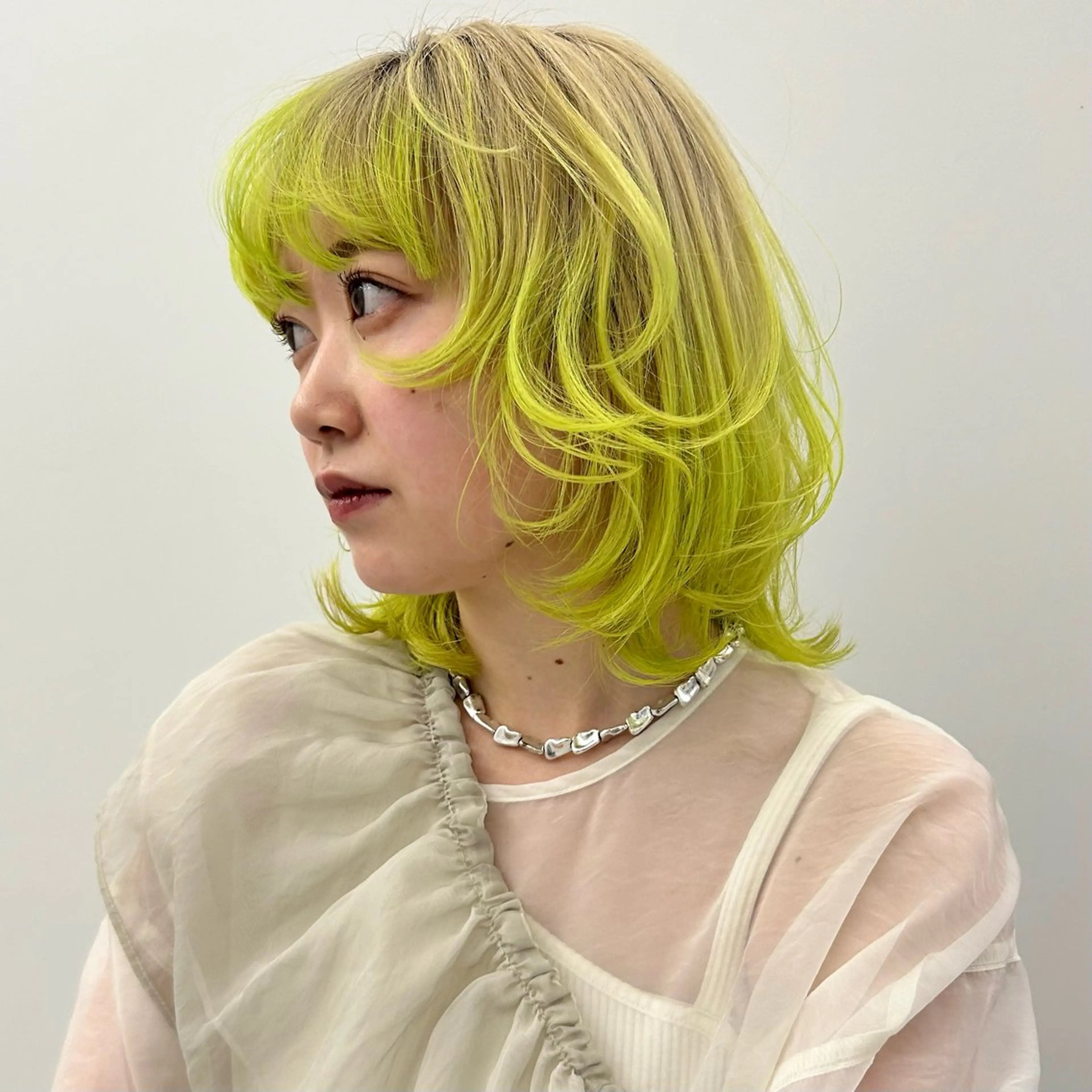 ミディアム カラー レイヤーカット カット ヘアカラー トリートメント ヘアセット ハイトーン/ブリーチ 似合せカット/パーマのヘアスタイル