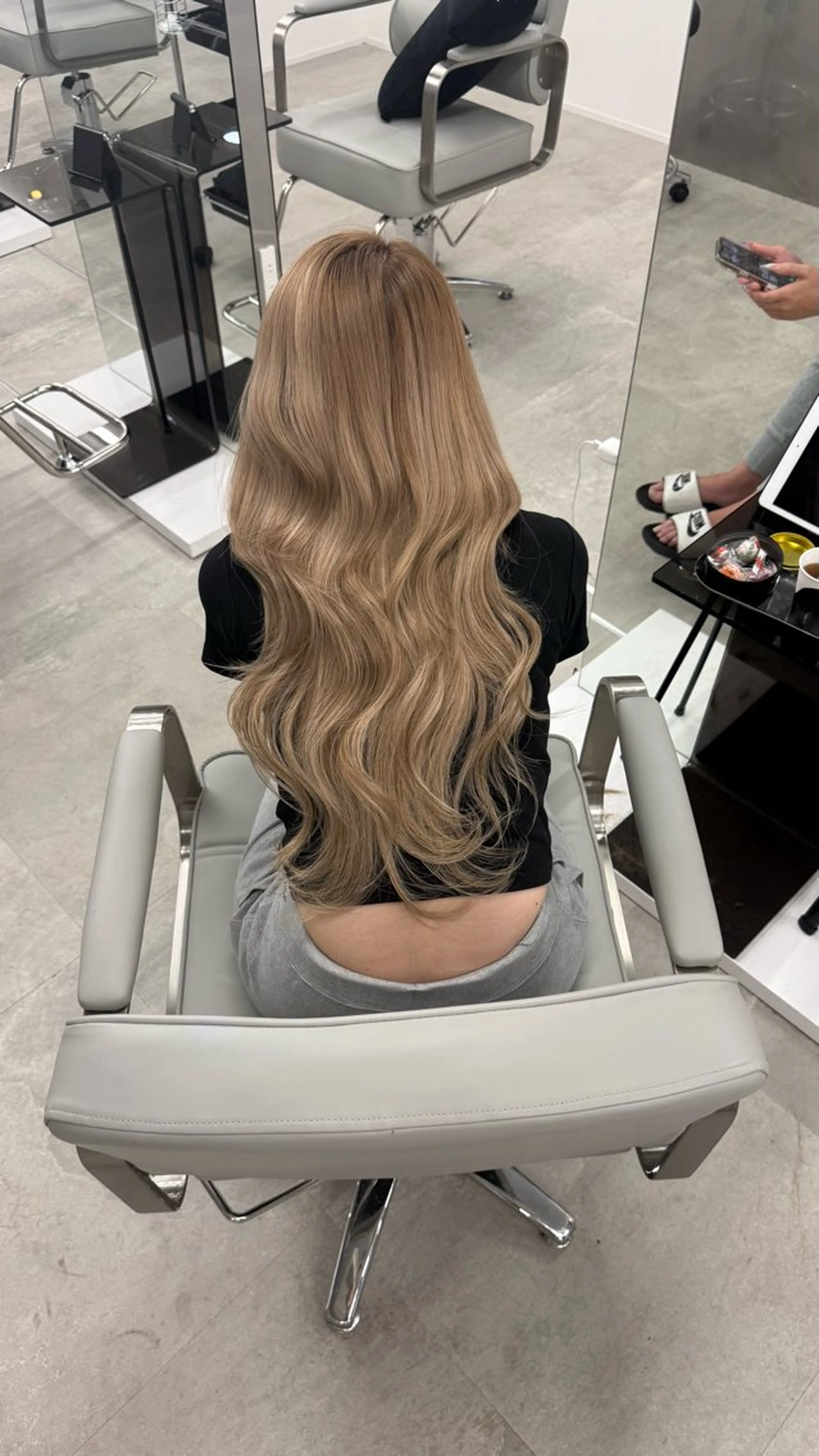 ロング Mei/ハイトーン/ シャドールーツのヘアスタイル