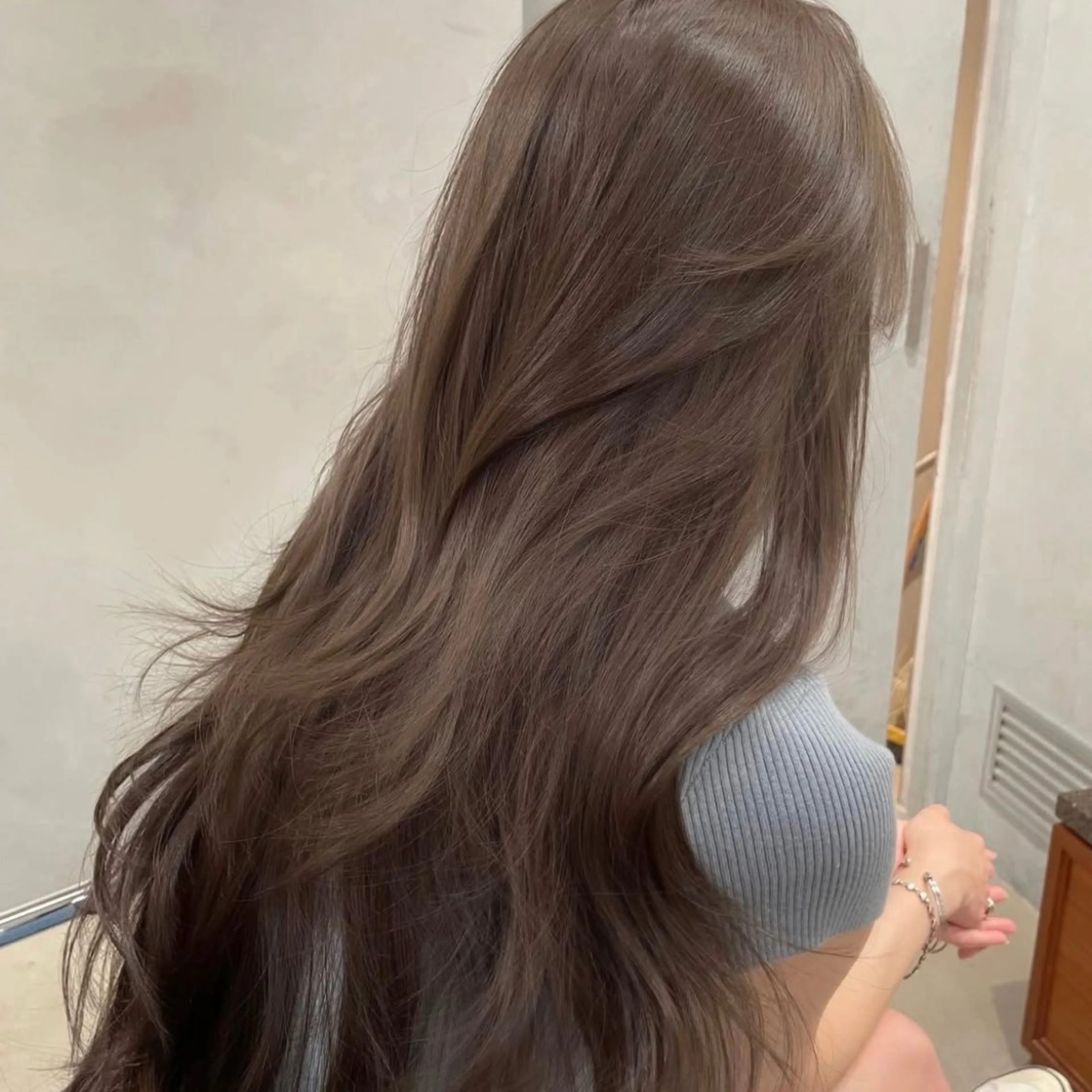 ロング カラー ベージュカラー ブリーチ ケアカラー オリーブベージュ レイヤーカット モテ韓国ヘア/ レイヤー🤍RIKAのヘアスタイル