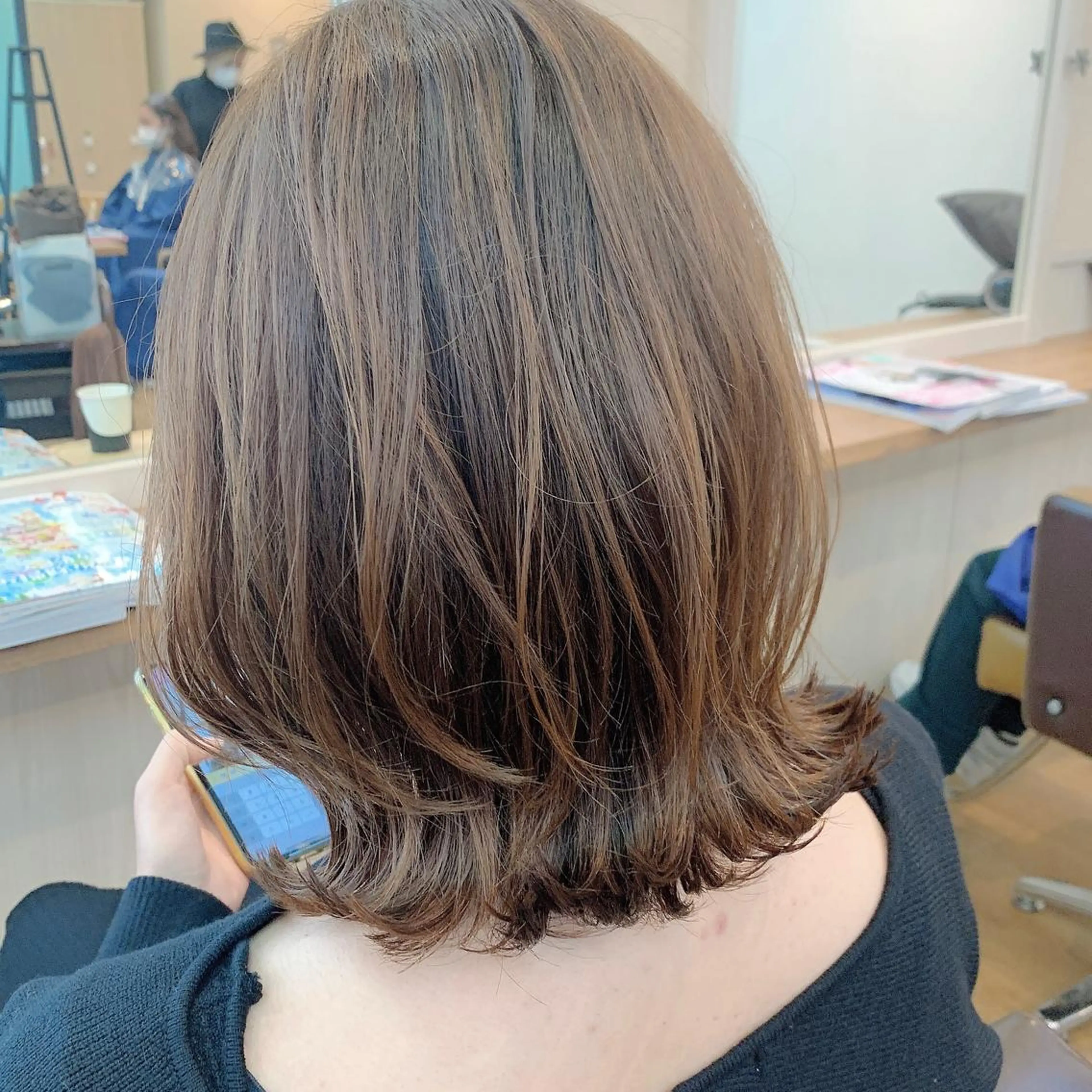 ミディアム カラー くびれヘア 韓国風ヘア レイヤーカット カット ヘアカラー NUMBER_ ユイナのヘアスタイル