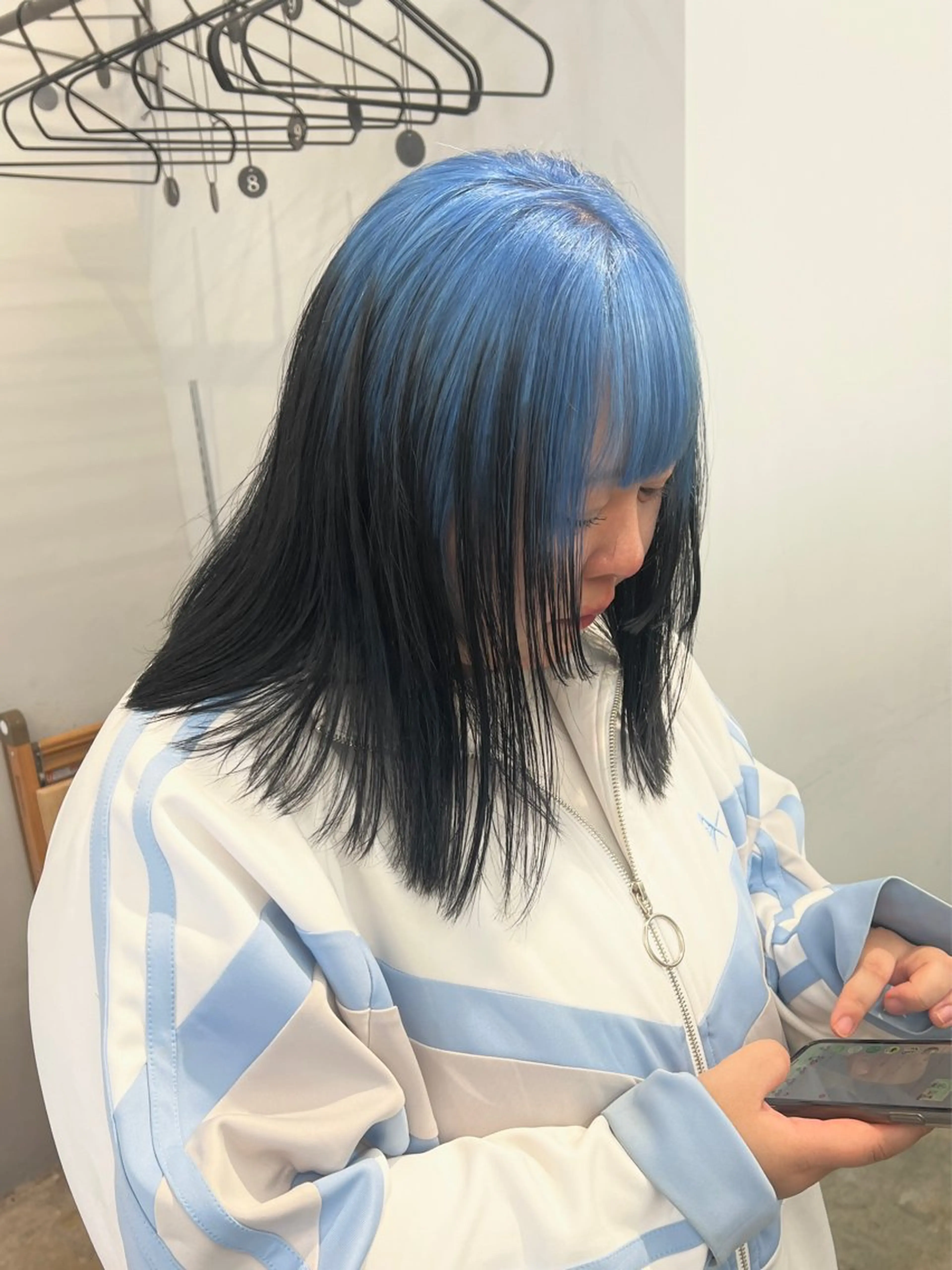 ミディアム カラー 黒髪 ブルーカラー ブリーチ毛の縮毛矯正 ハイトーン/岡本智樹のヘアスタイル