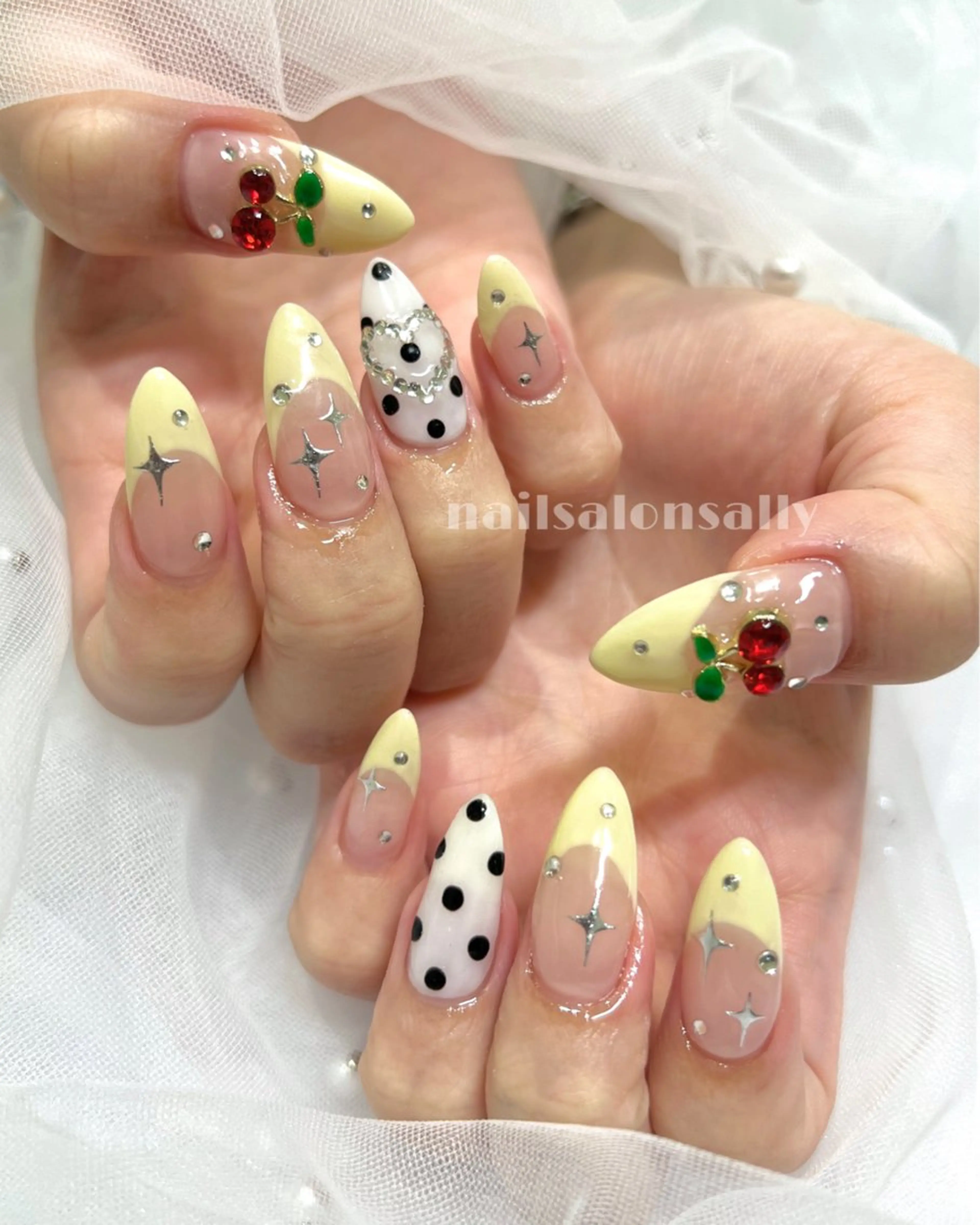 ネイル ドット フレンチネイル 黄色 ハンドネイル 原宿ネイル 推し活/ガーリー/のネイルデザイン