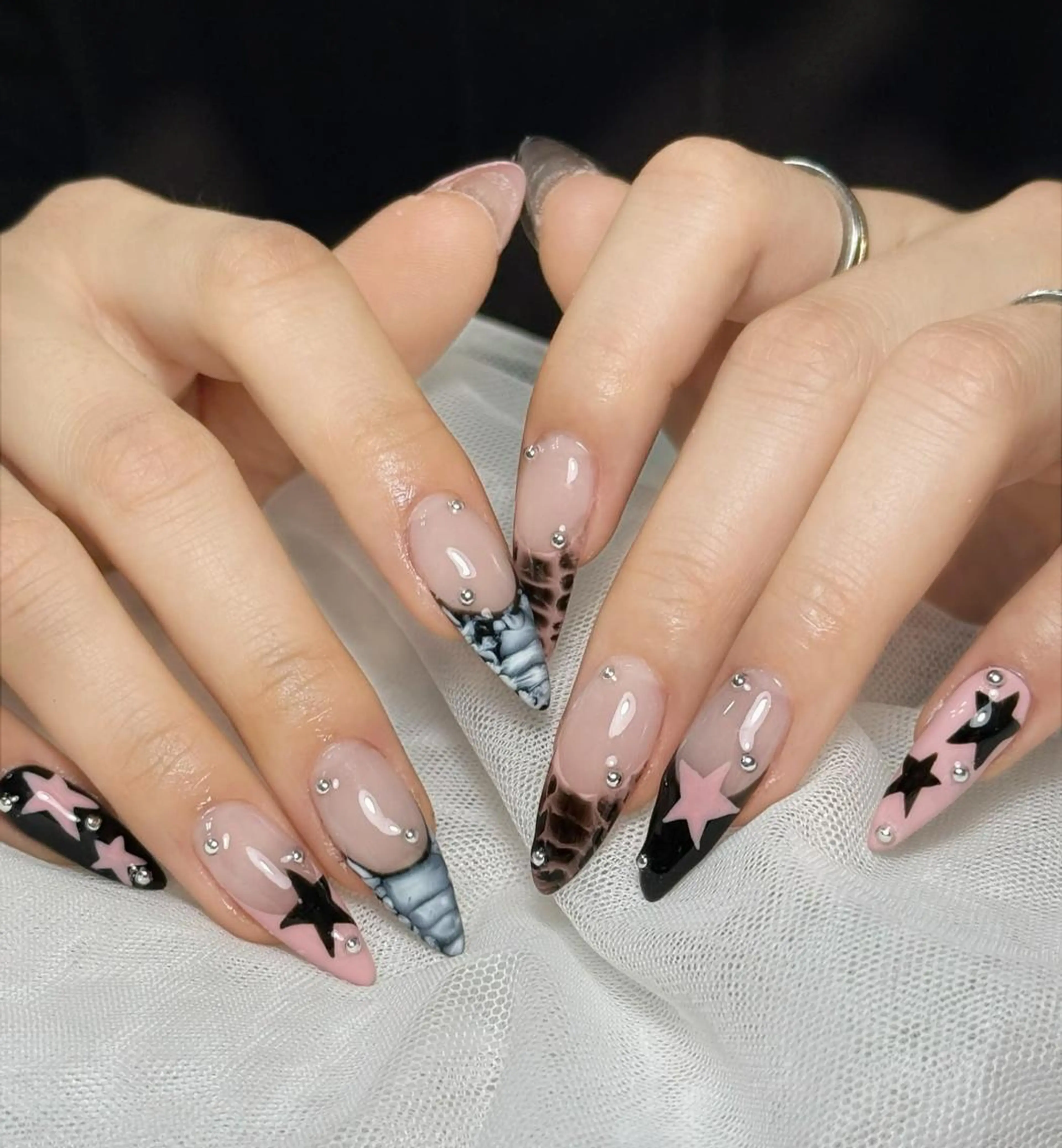 ロング カラー ベージュカラー グラデーションカラー ピンクカラー 韓国風ヘア ハンドネイル Bling Salonのネイルデザイン