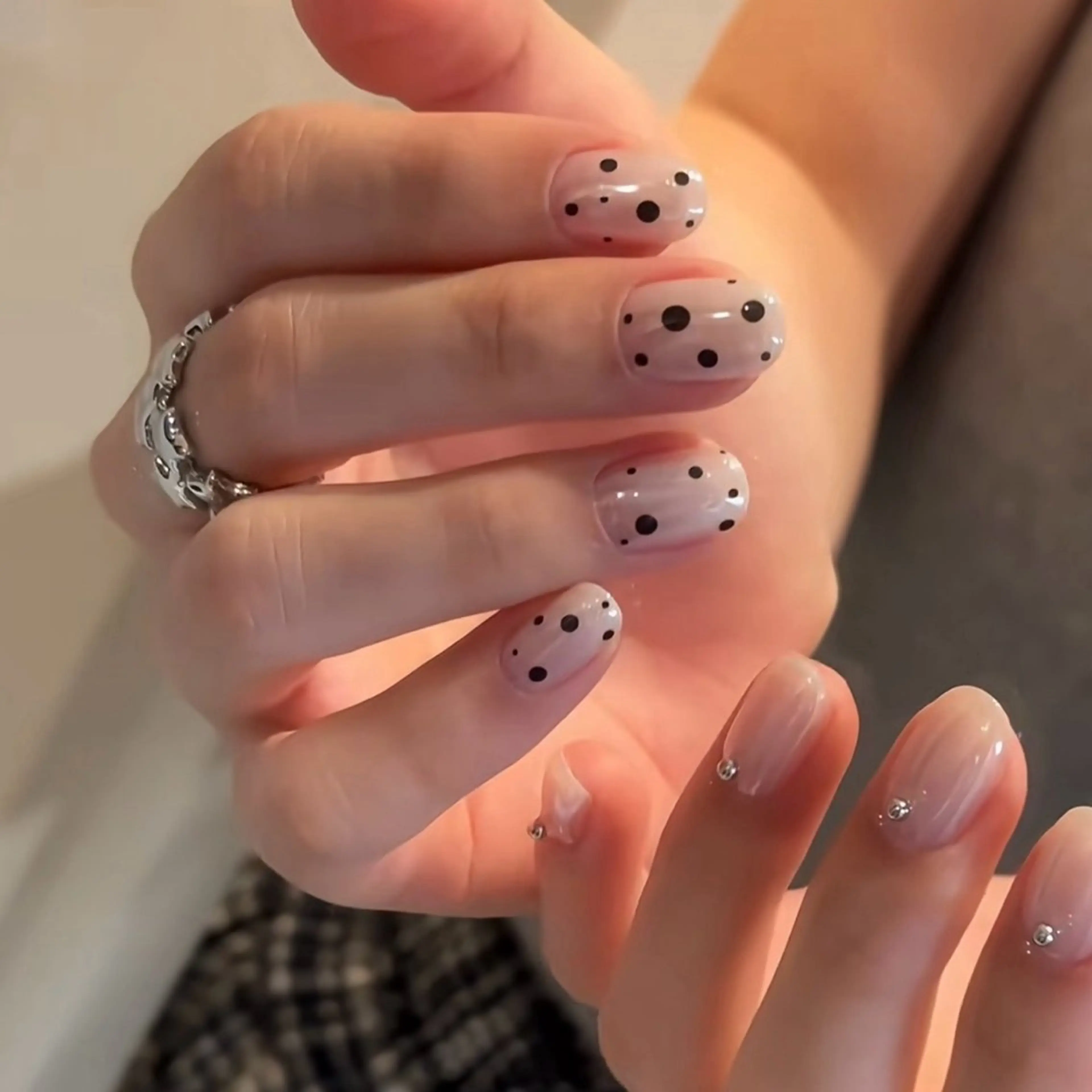 ネイル ドット 持ち込み シンプルネイル ストーンネイル ANOVA アノヴァのネイルデザイン