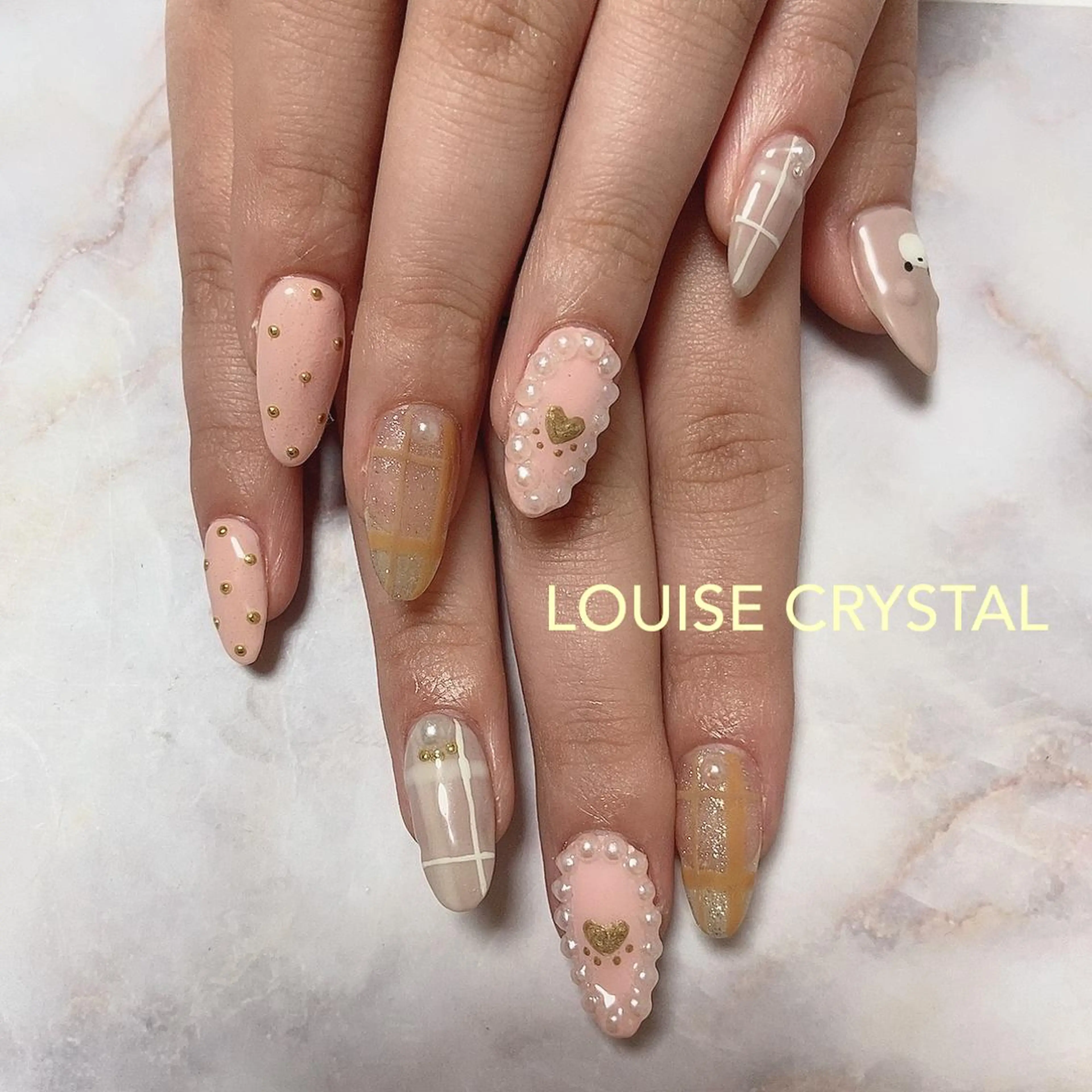 ネイル ハンドネイル LOUISE CRYSTALのネイルデザイン