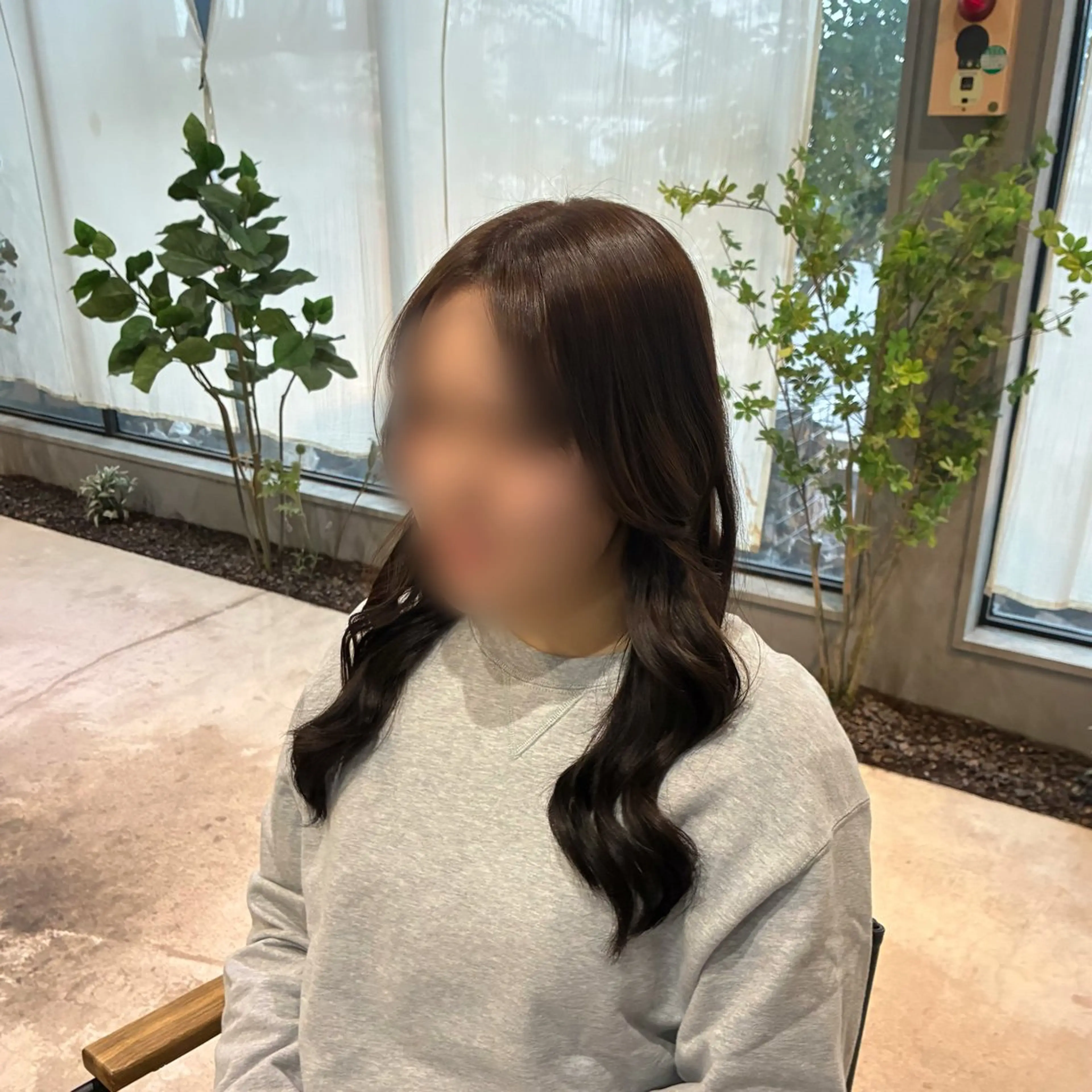 流行りのブラウン系カラー🤎✨（ワンカラー6600円​〜​、ロング1100円・ミディアム550円別料金）の写真