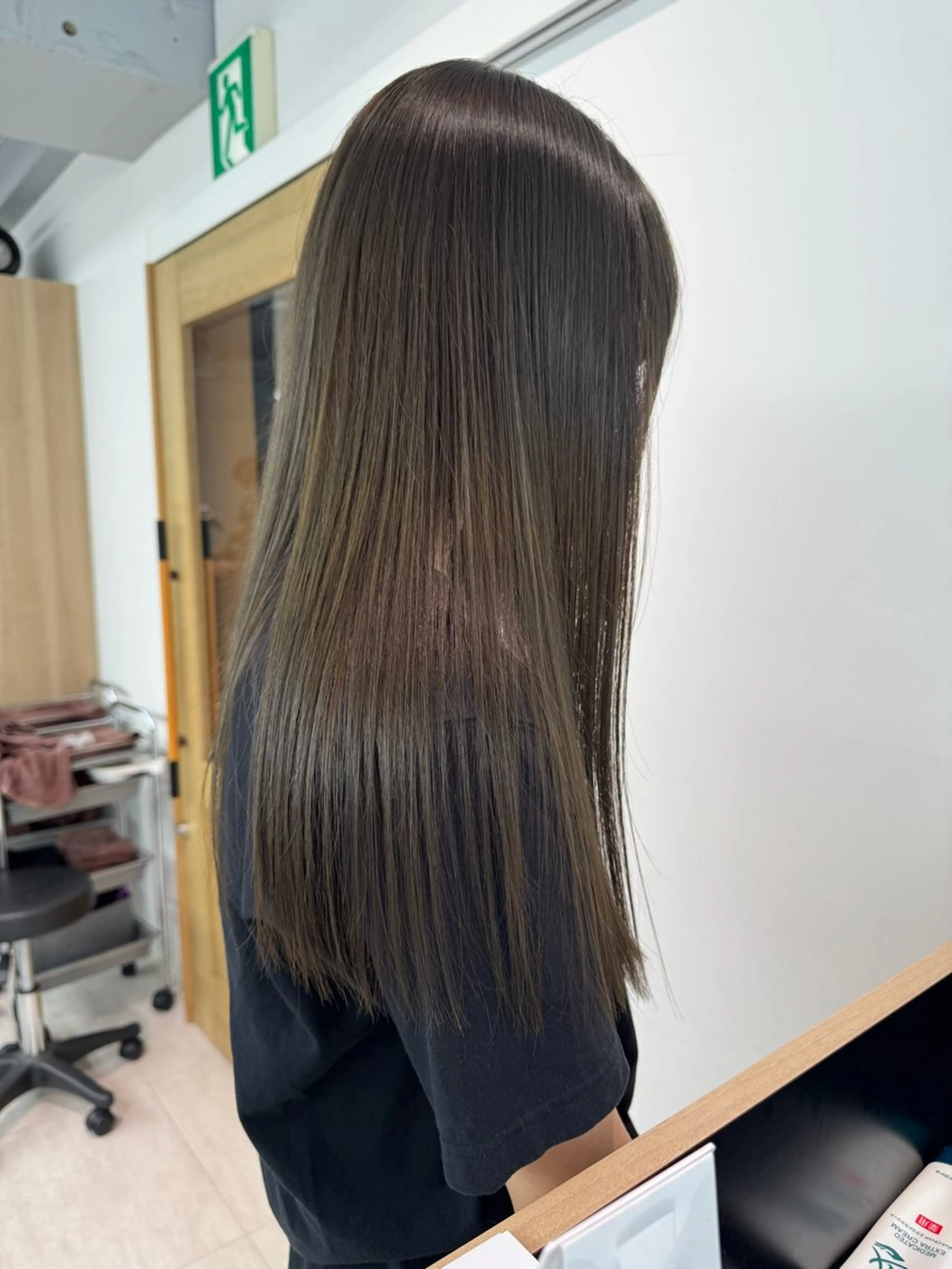 ロング カラー ベージュカラー ブリーチ ブリーチなしカラー オリーブベージュ ヘアカラー 顔周りレイヤー /kokoro🦮のヘアスタイル