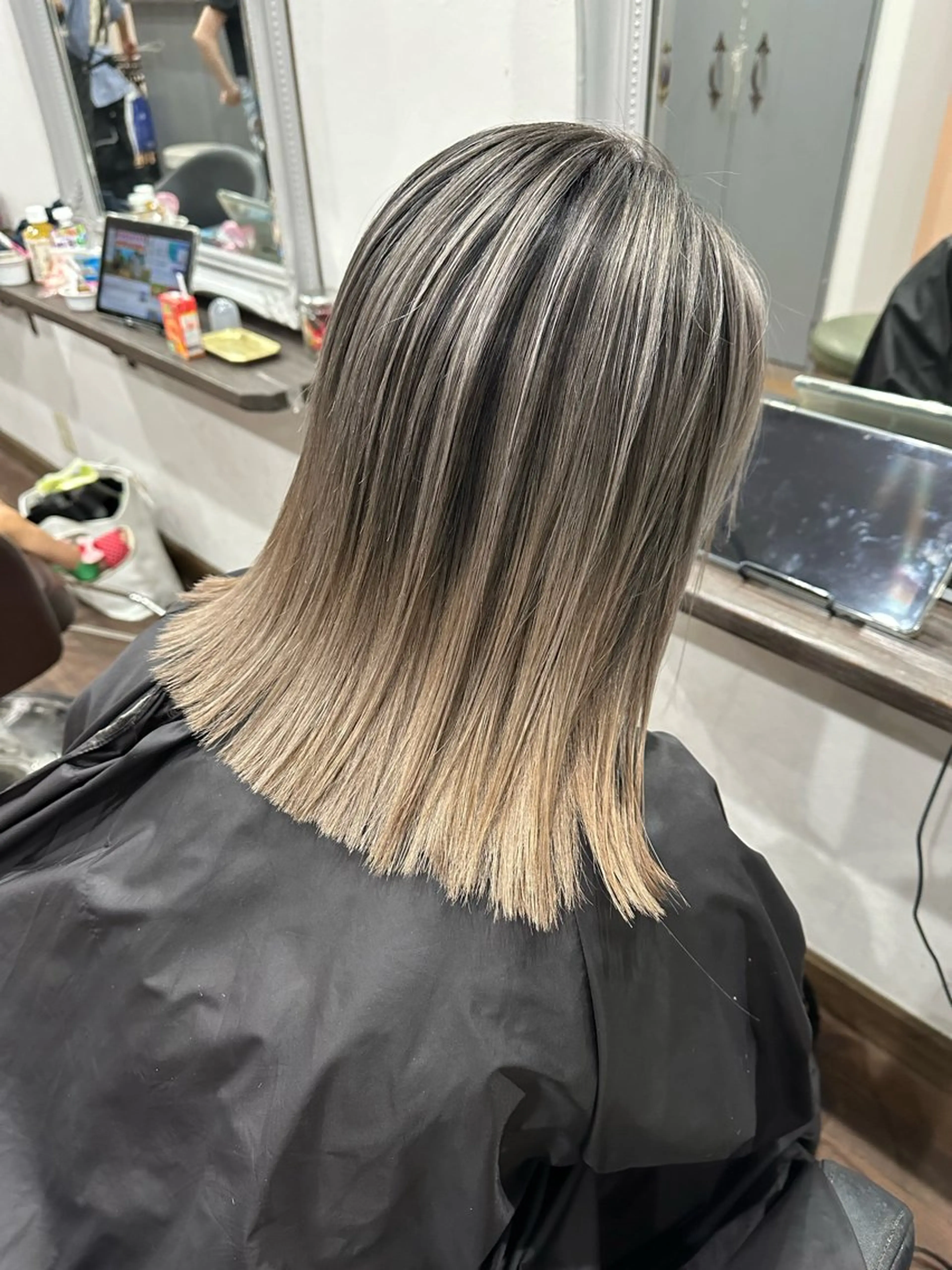 ミディアム レイヤーカット カット ヘアカラー トリートメント _White広島所属・バレイヤージュ 隅中秀弥のヘアスタイル