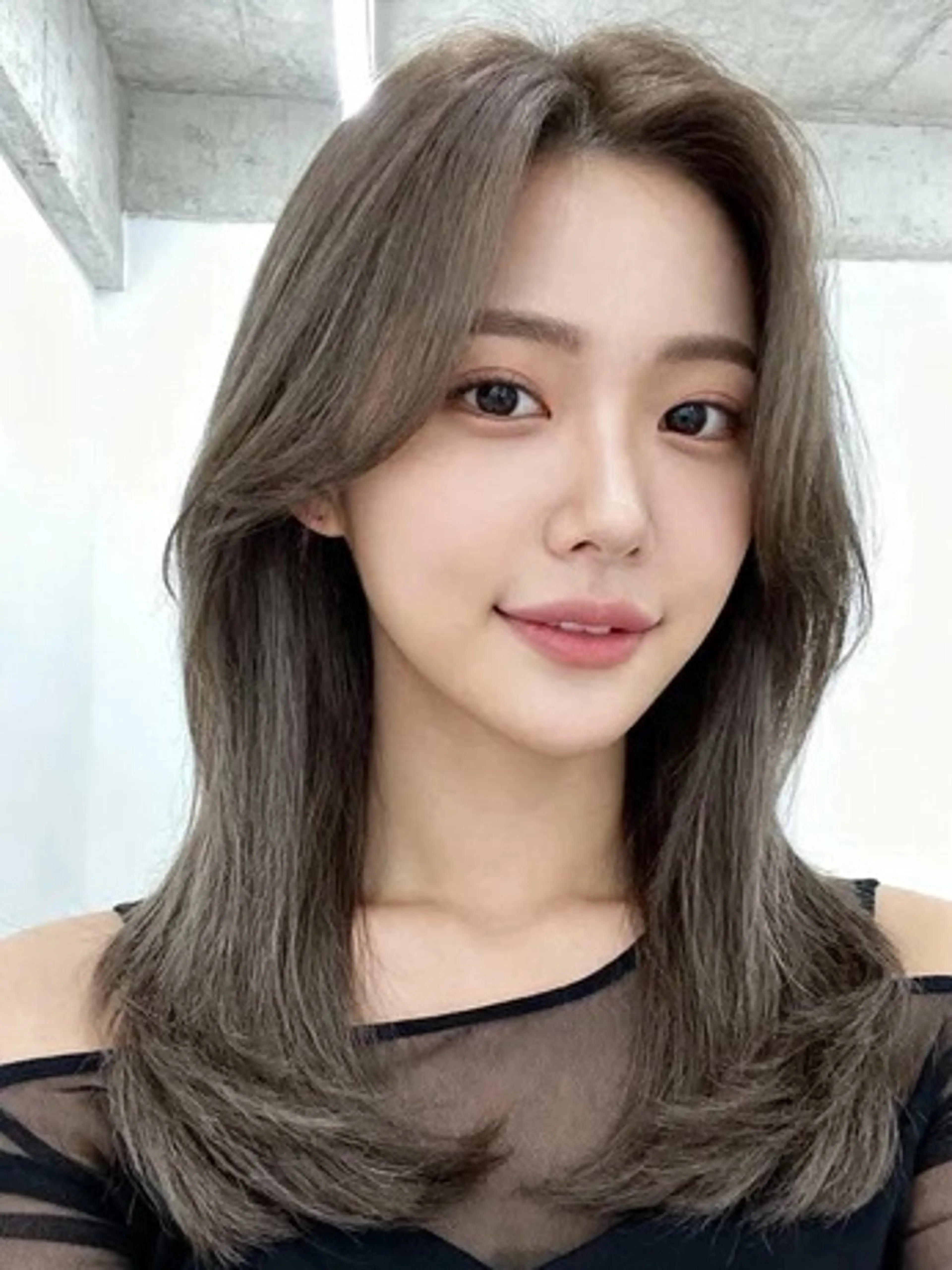 セミロング カラー アディクシーカラー 透明感カラー くびれヘア 顔まわりレイヤー 韓国風ヘア カット ヘアカラー 韓国レイヤーカット 🫧大阪梅田レイヤーのヘアスタイル