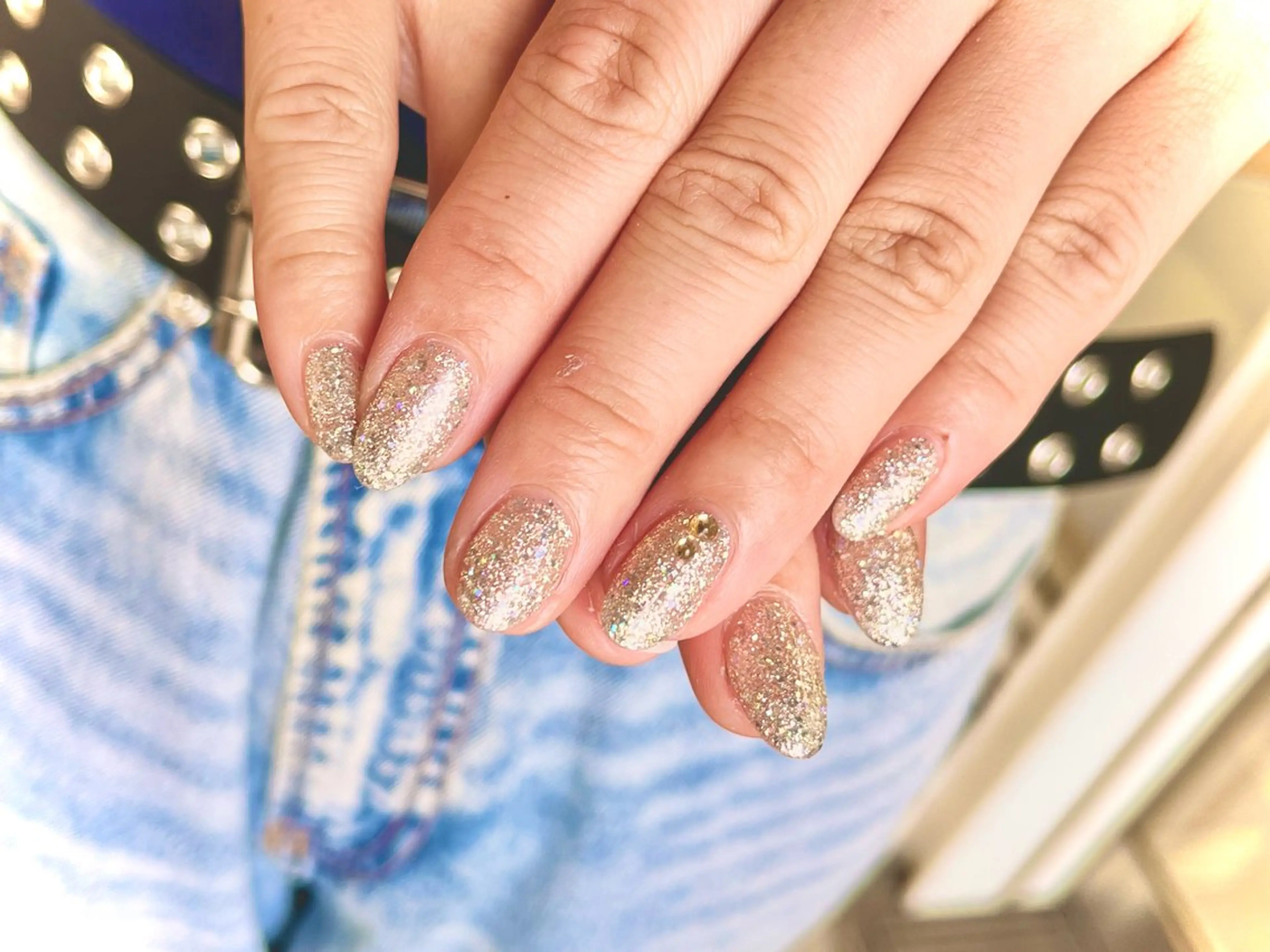 ミディアム ネイル ゴールド キラキラネイル ラメ(グリッター) ラメグラデーション ワンカラーネイル RIONnail Yurikaのネイルデザイン