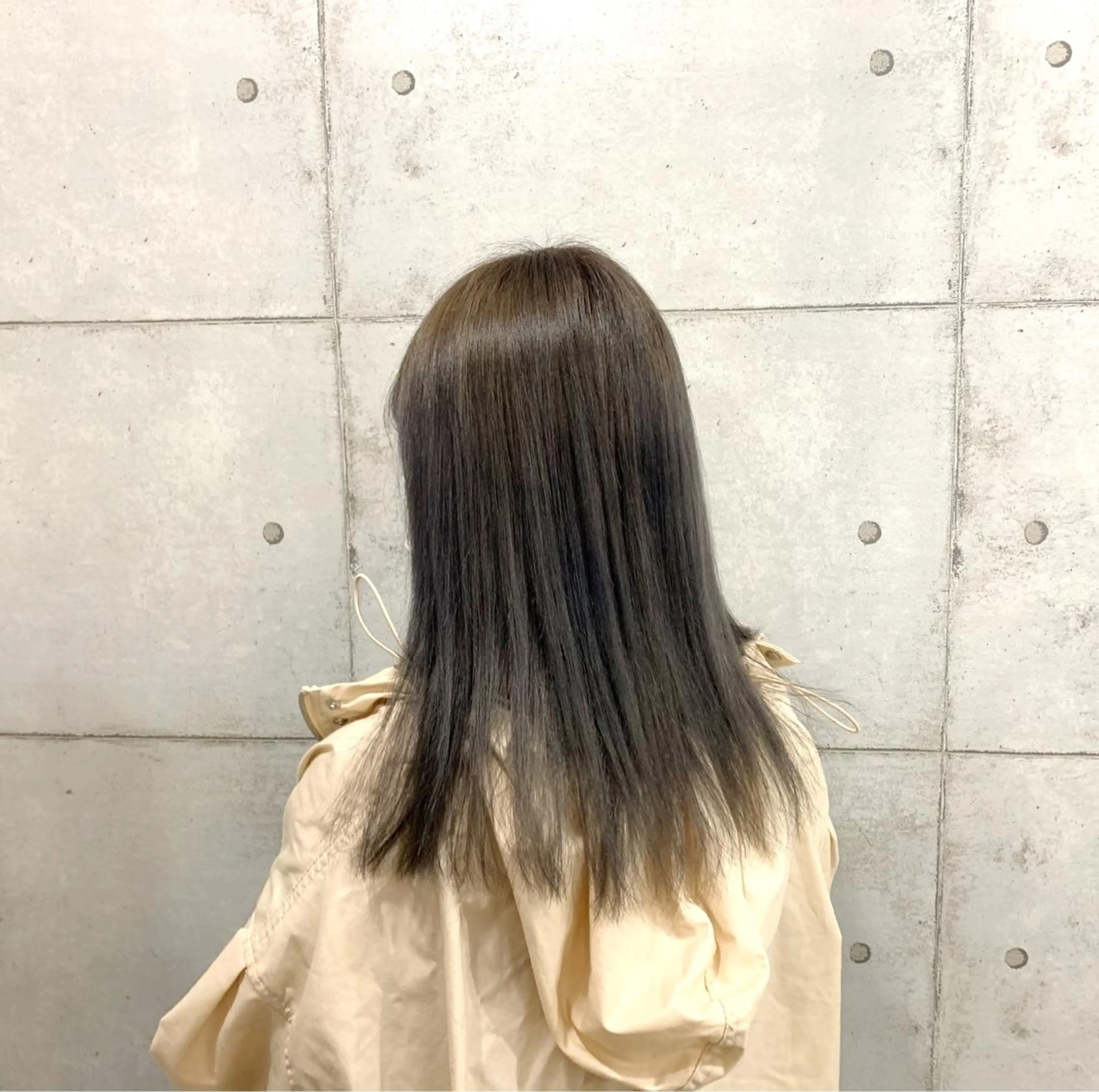 ミディアム カラー ヘアアレンジ アディクシーカラー ブリーチ シルバー 切りっぱなしヘアボブ ミディアムヘアRYOのヘアスタイル
