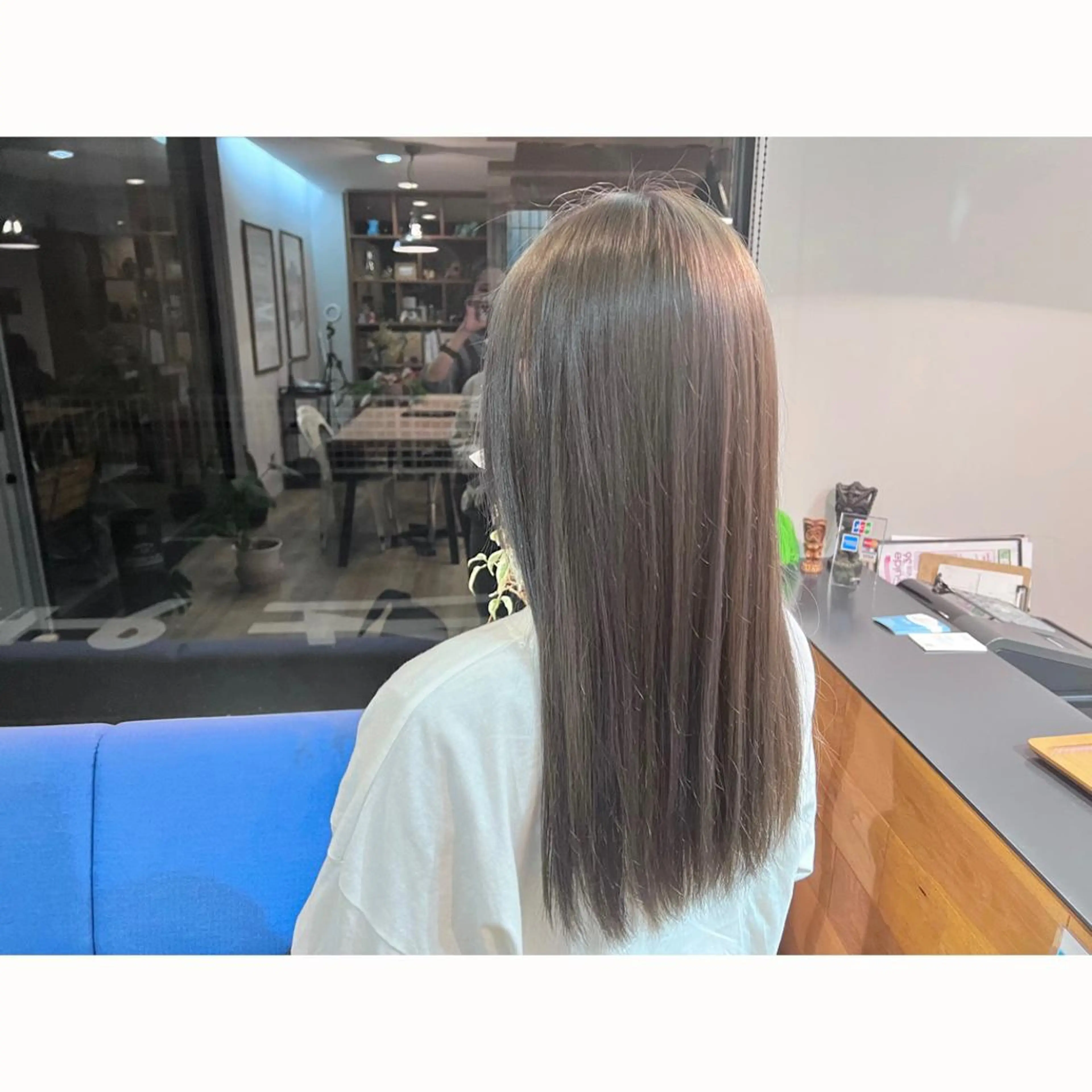 ロング カラー ブリーチ グレージュ ヘアカラー トリートメント ツキダテ ユイのヘアスタイル