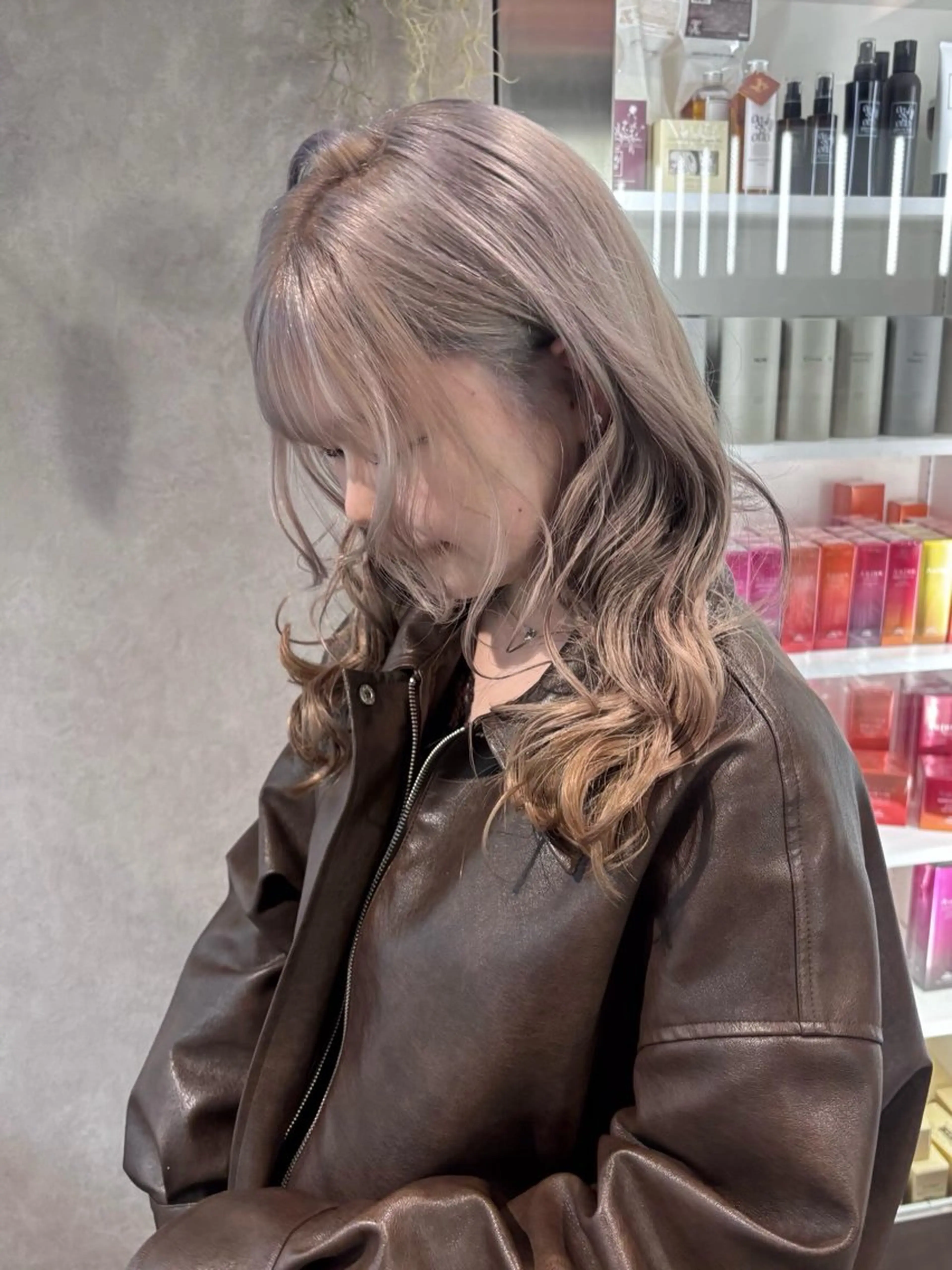 セミロング カラー ヘアアレンジ 切りっぱなしボブ ブリーチ ダブルカラー イヤリングカラー ハイライトカラー ヘアカラー iona/ハイトーン /ネイルのネイルデザイン