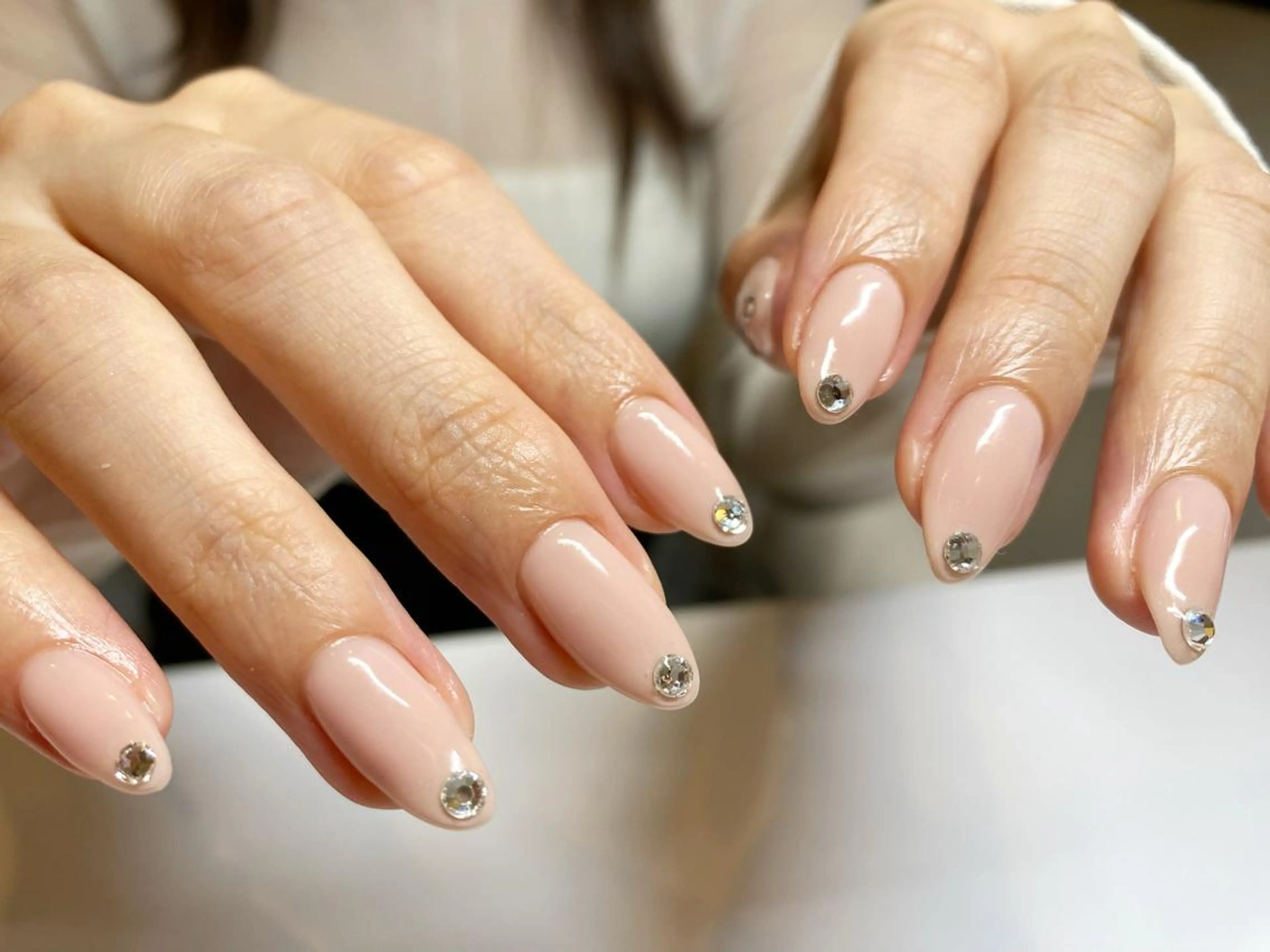 ネイル ピンク ピンクベージュ ストーンネイル ハンドネイル 表参道colore所属・表参道colore店 REICAのネイルデザイン