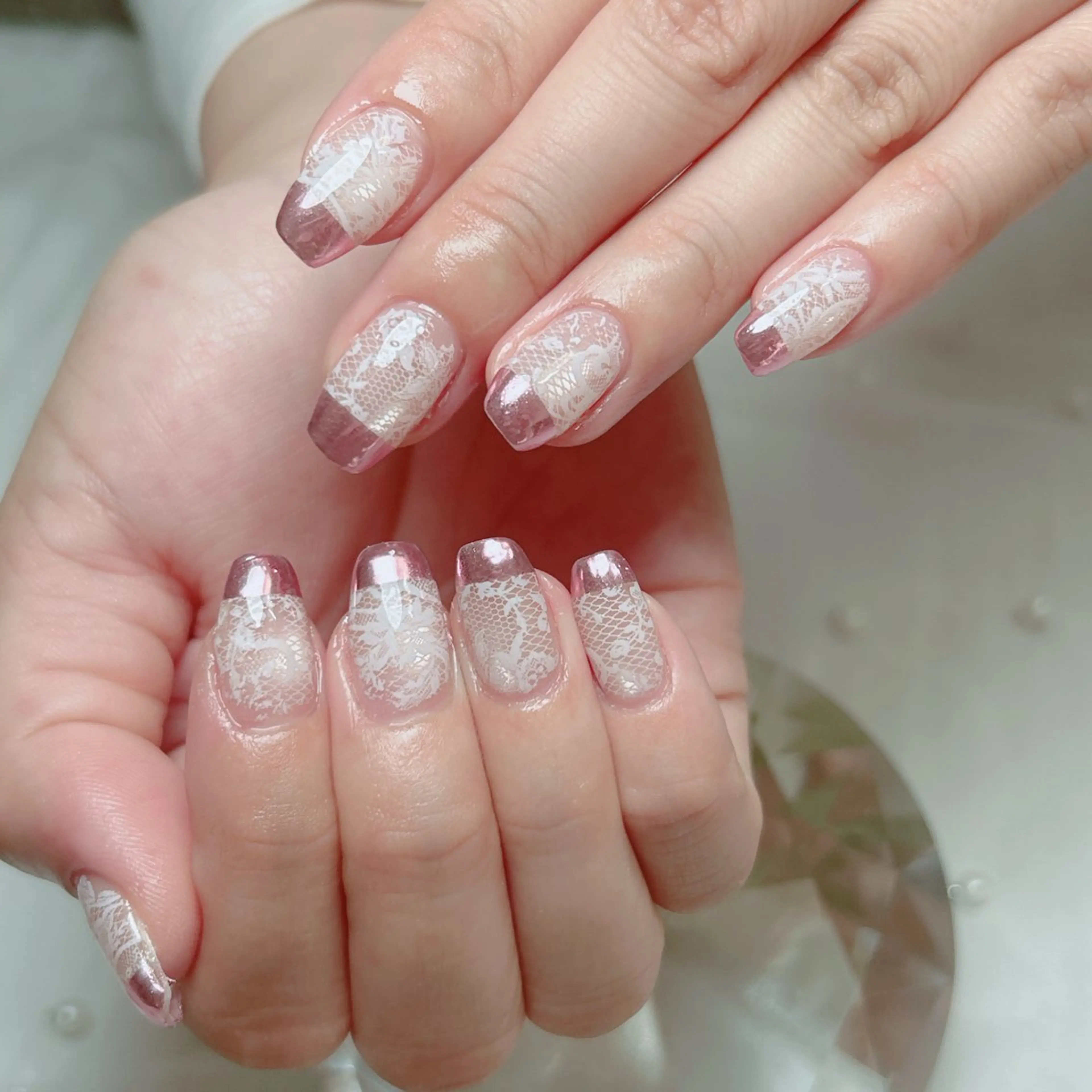 ネイル オーロラネイル フラワーネイル フレンチネイル キラキラネイル ラメ(グリッター) ハンドネイル Cute Tips nailのネイルデザイン
