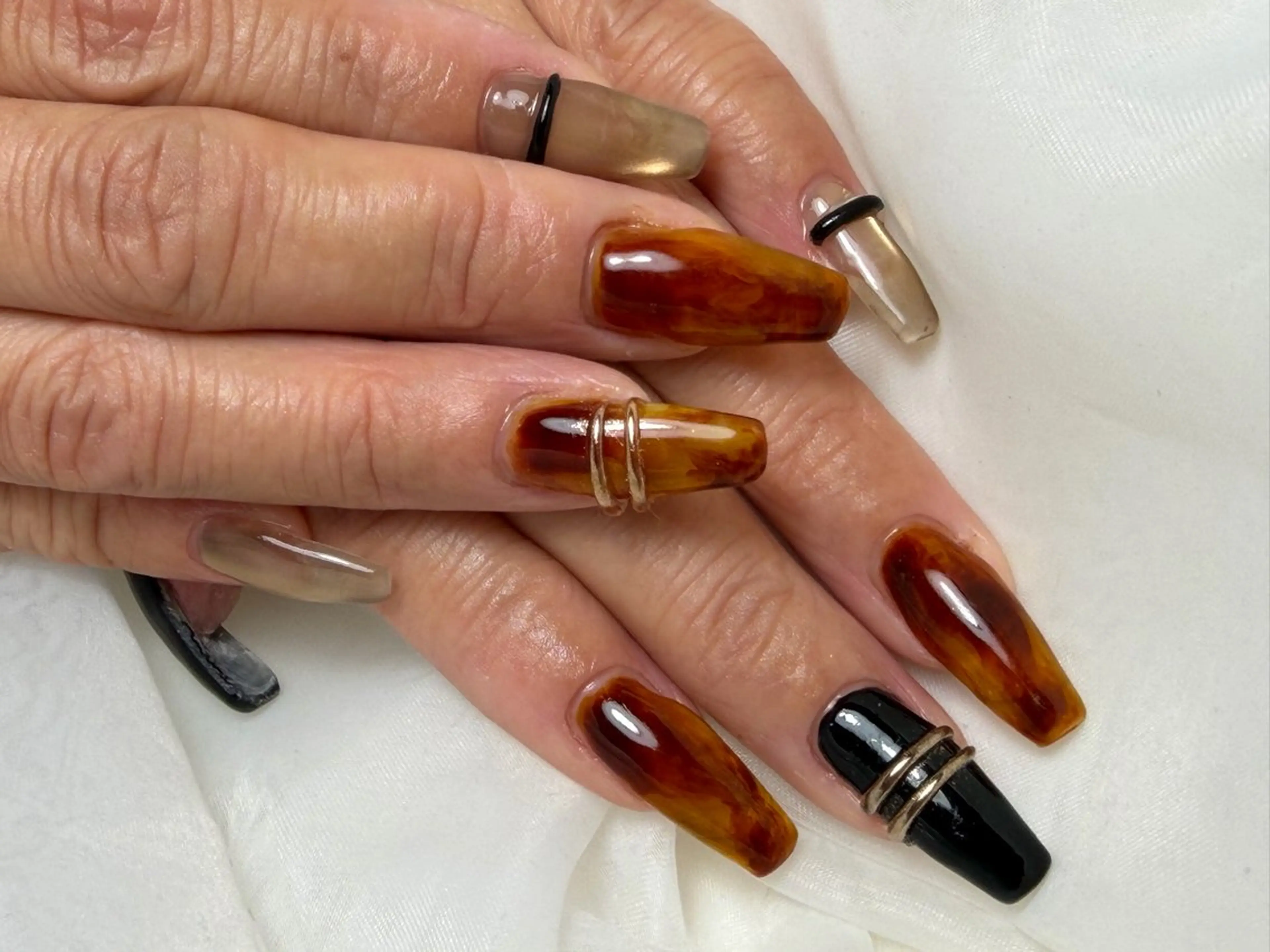 ネイル べっ甲ネイル ニュアンスネイル ハンドネイル MIKA ♡の眉毛・アイブロウイメージ