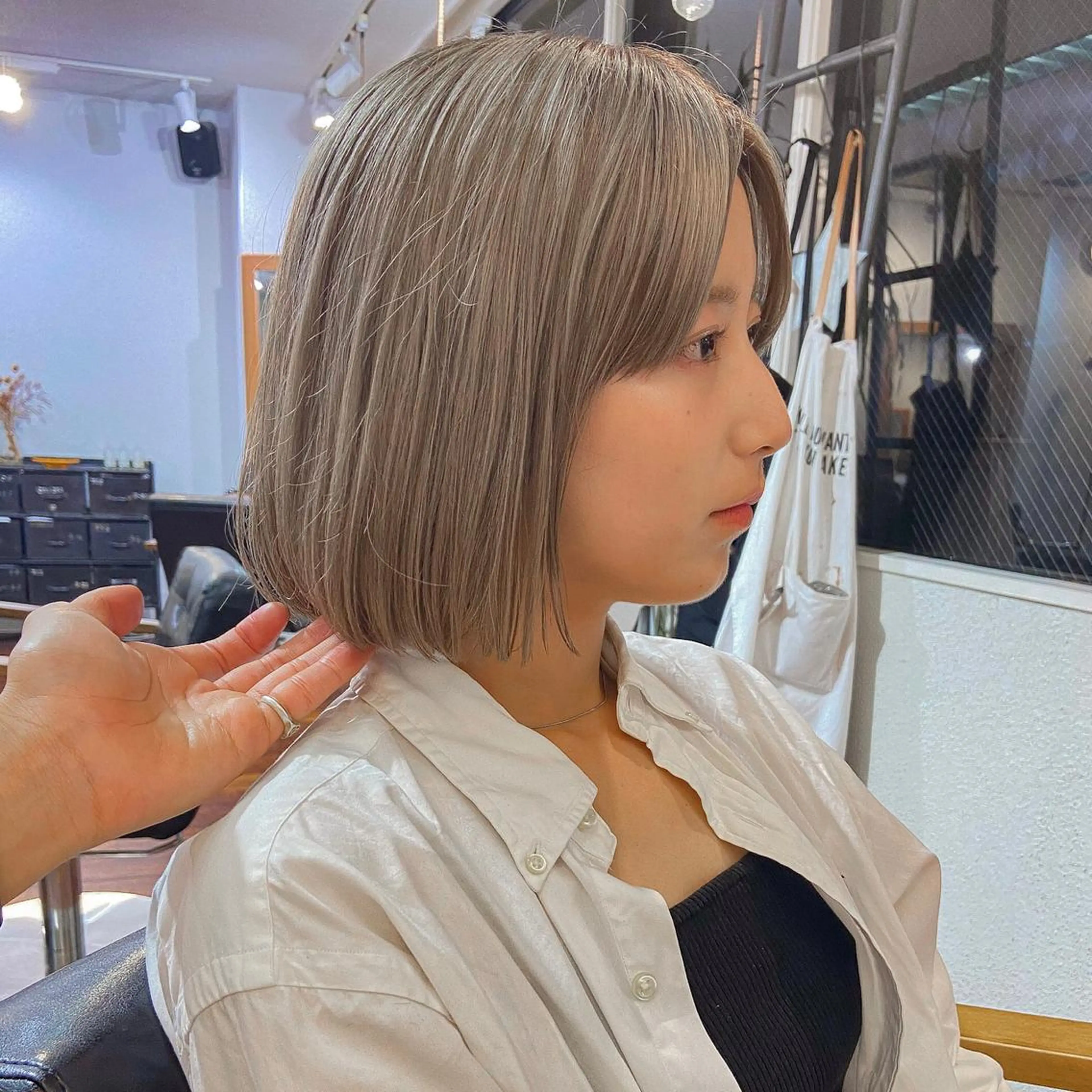 ミディアム カラー ハイトーンカラー 岡本康平/ボブ /ブリーチ/レイヤーのヘアスタイル