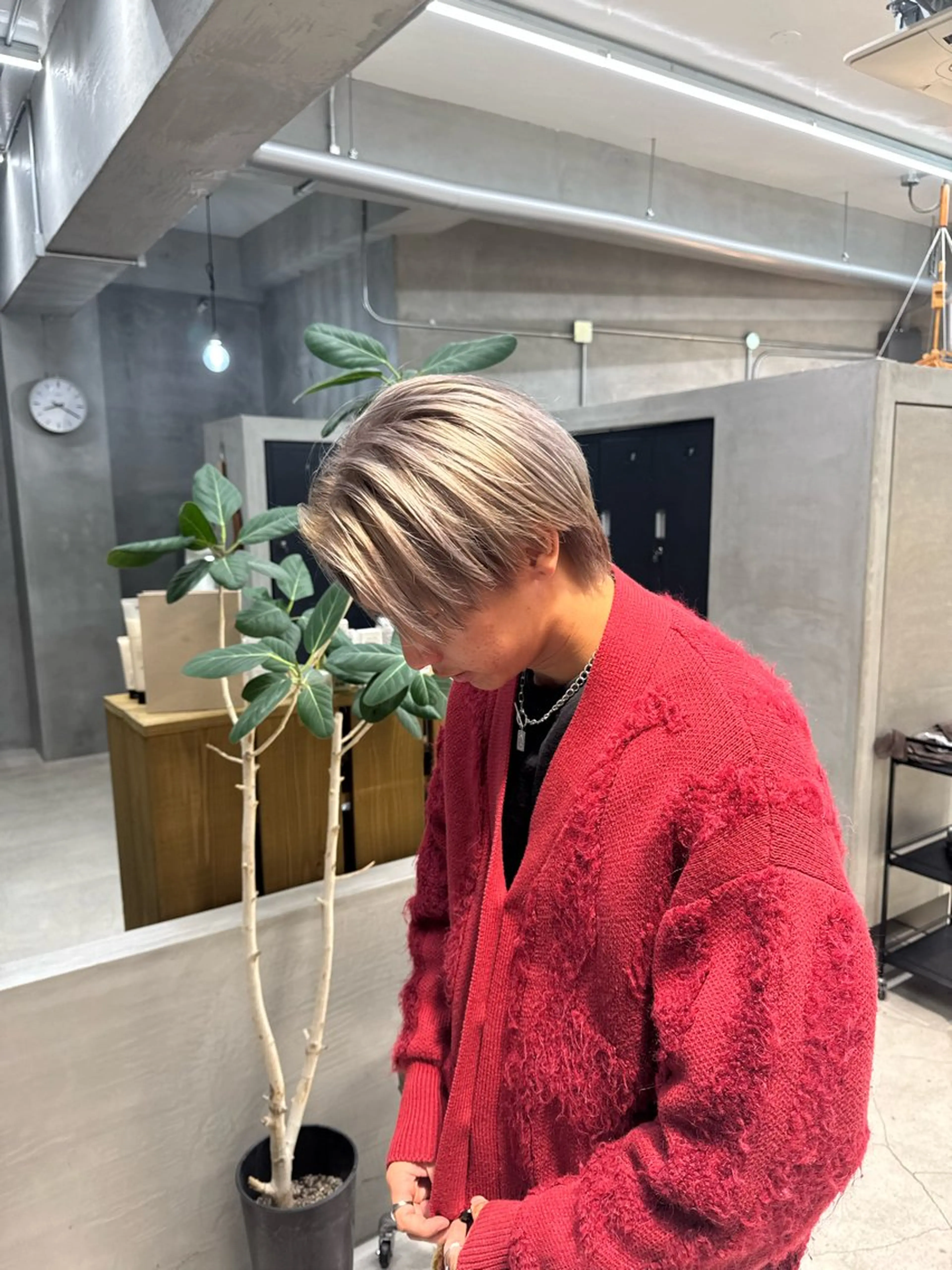 ショート カラー メンズ ベージュカラー シルバー シルバーベージュ tetohair ありもとみゆのヘアスタイル