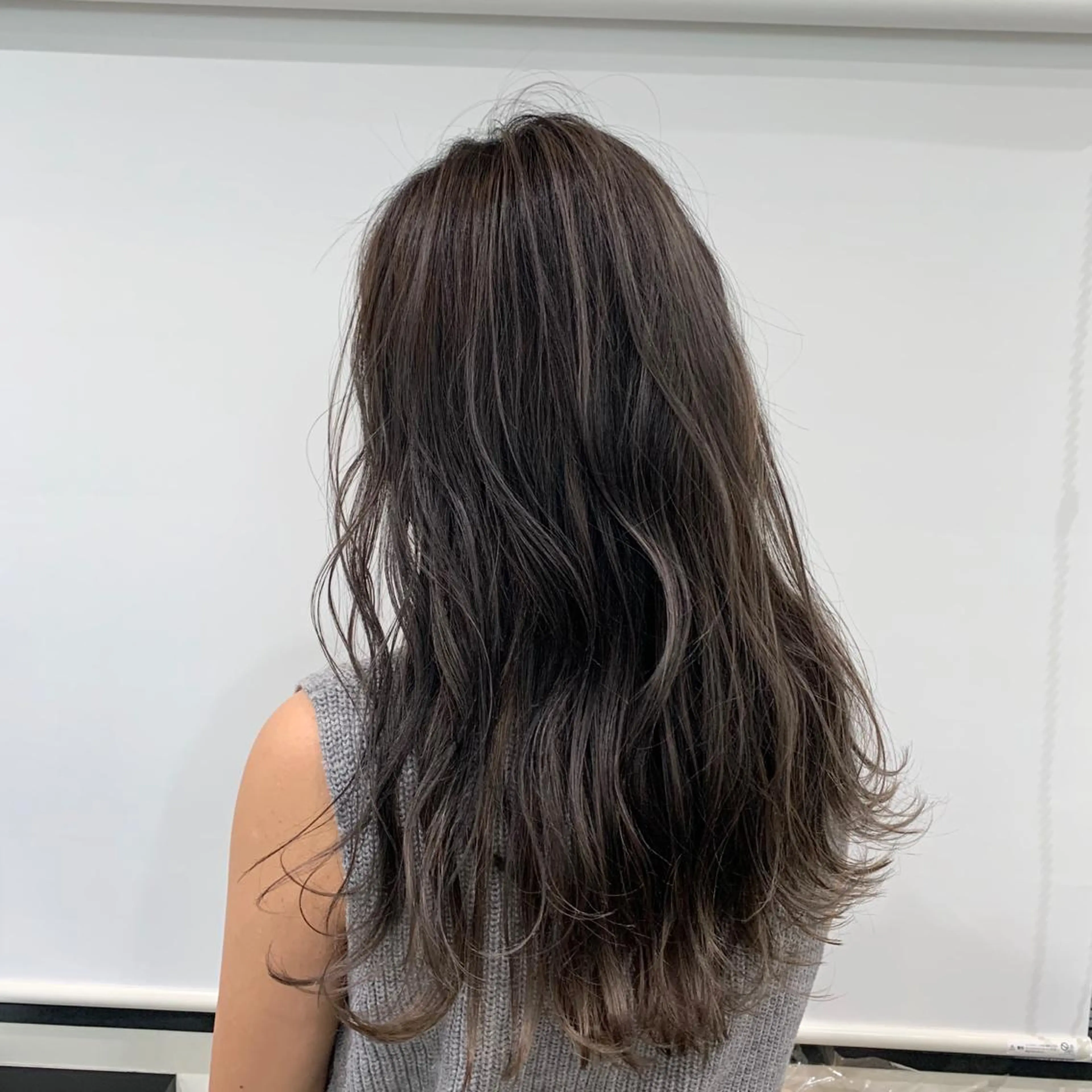 ロング カラー グレージュ カット ヘアカラー 喜友名 泉樹のヘアスタイル