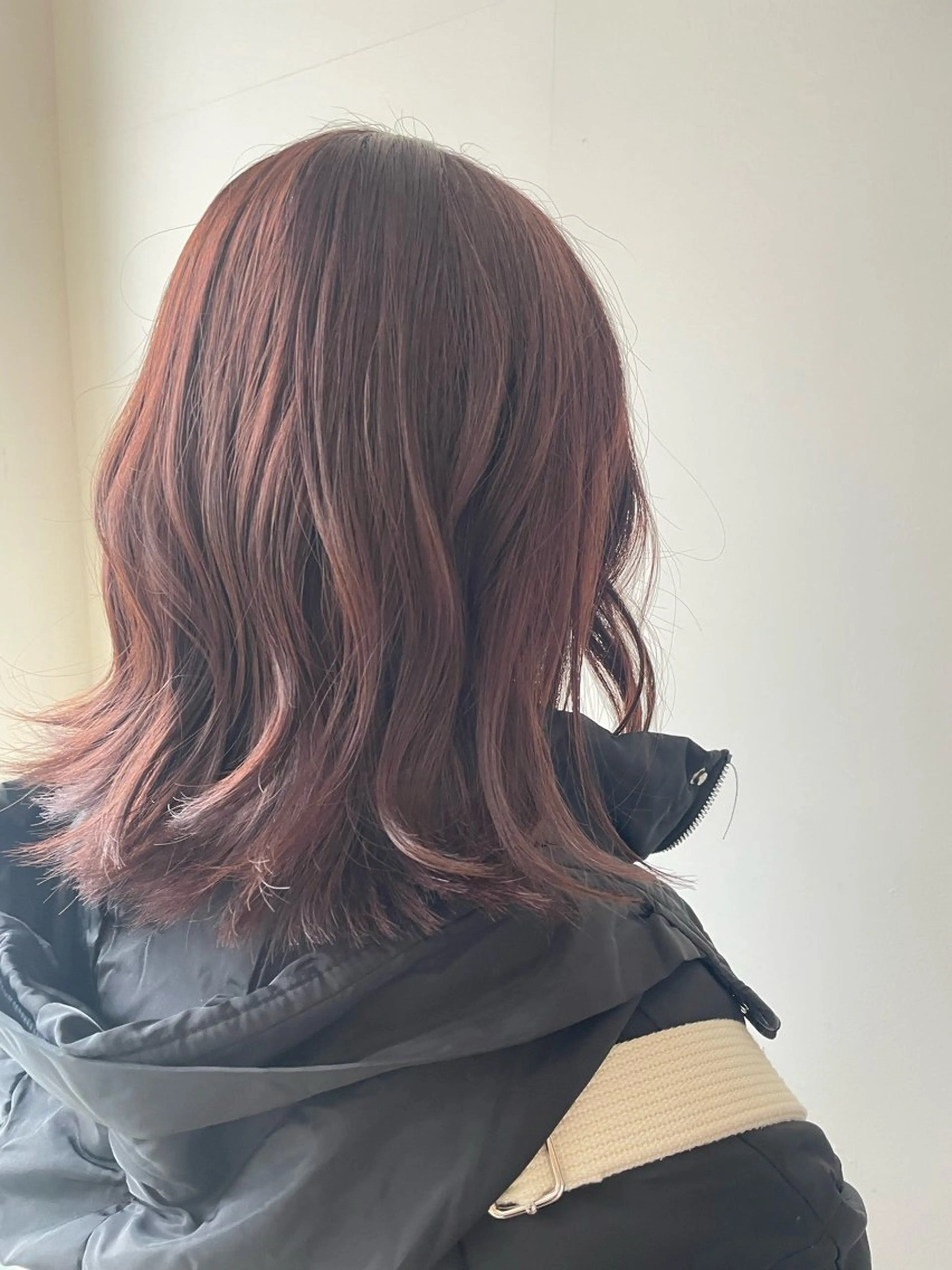 ミディアム カラー ブリーチ ブリーチなしカラー ピンクカラー 大賀 チサトのヘアスタイル