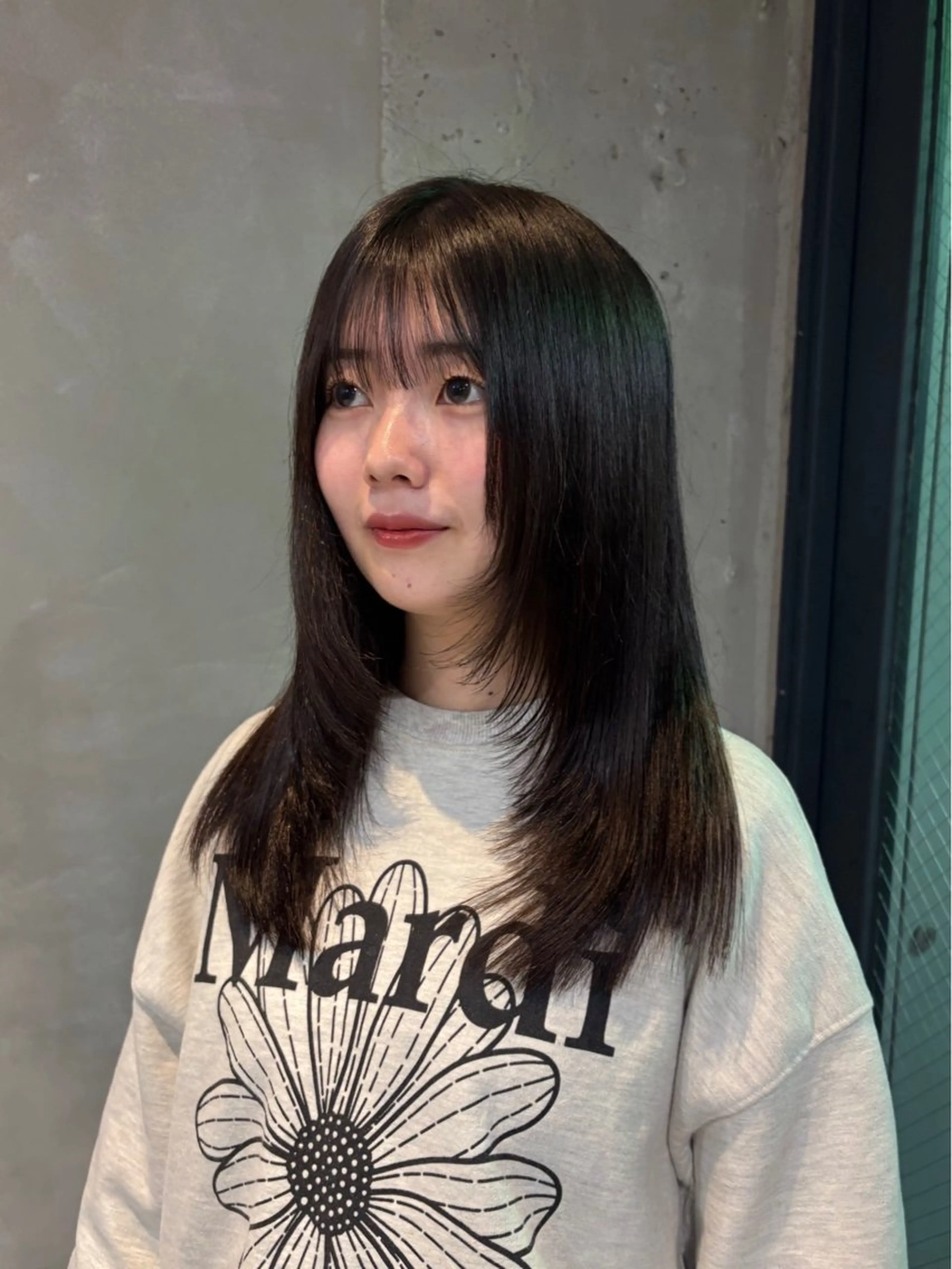 ロング 顔まわりレイヤー 顔周りカット レイヤーカット 岩間 ゆいこのヘアスタイル