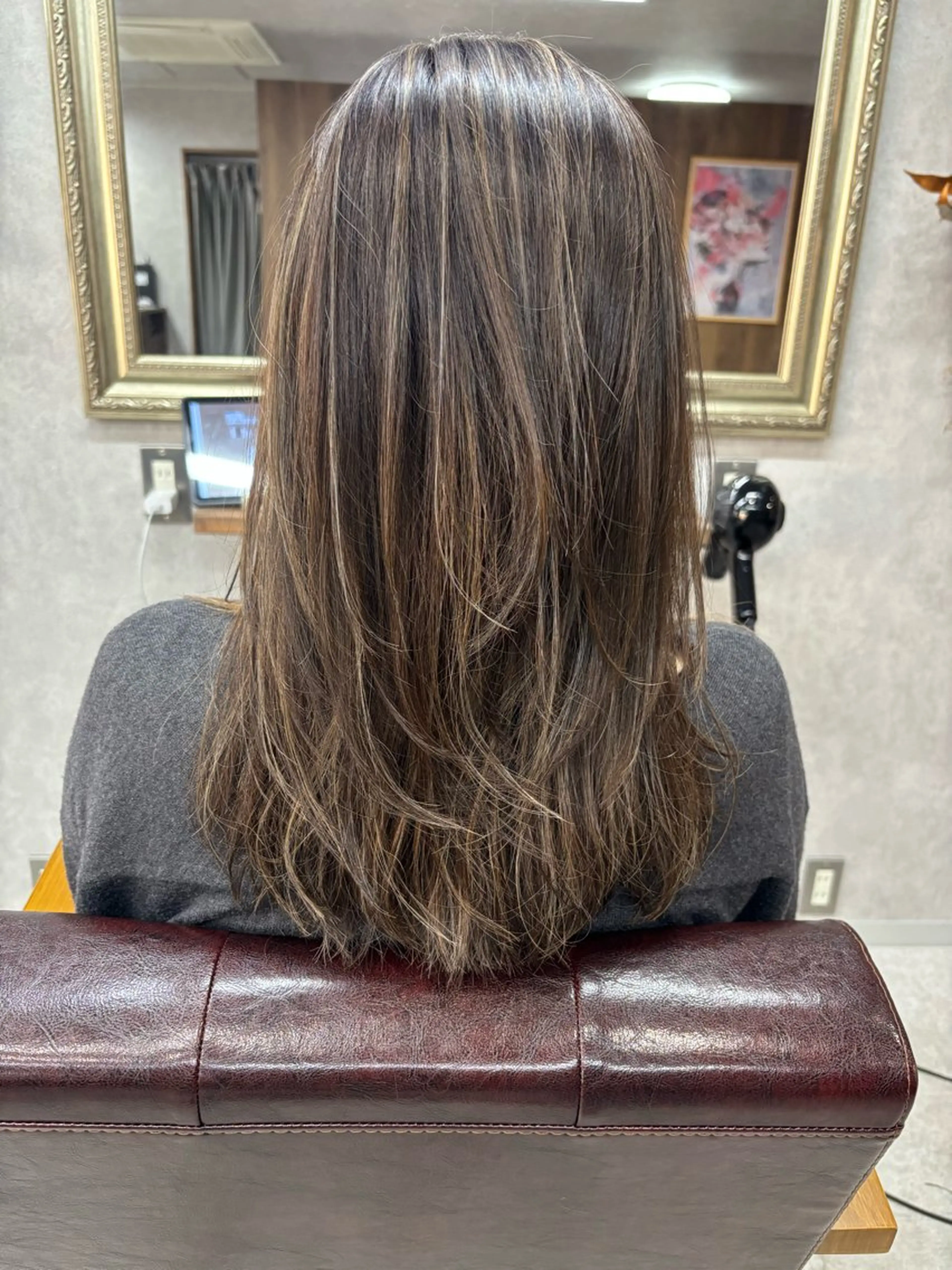 セミロング ハイライト レイヤーカット カット ヘアカラー トリートメント デザインカラー Lienのヘアスタイル