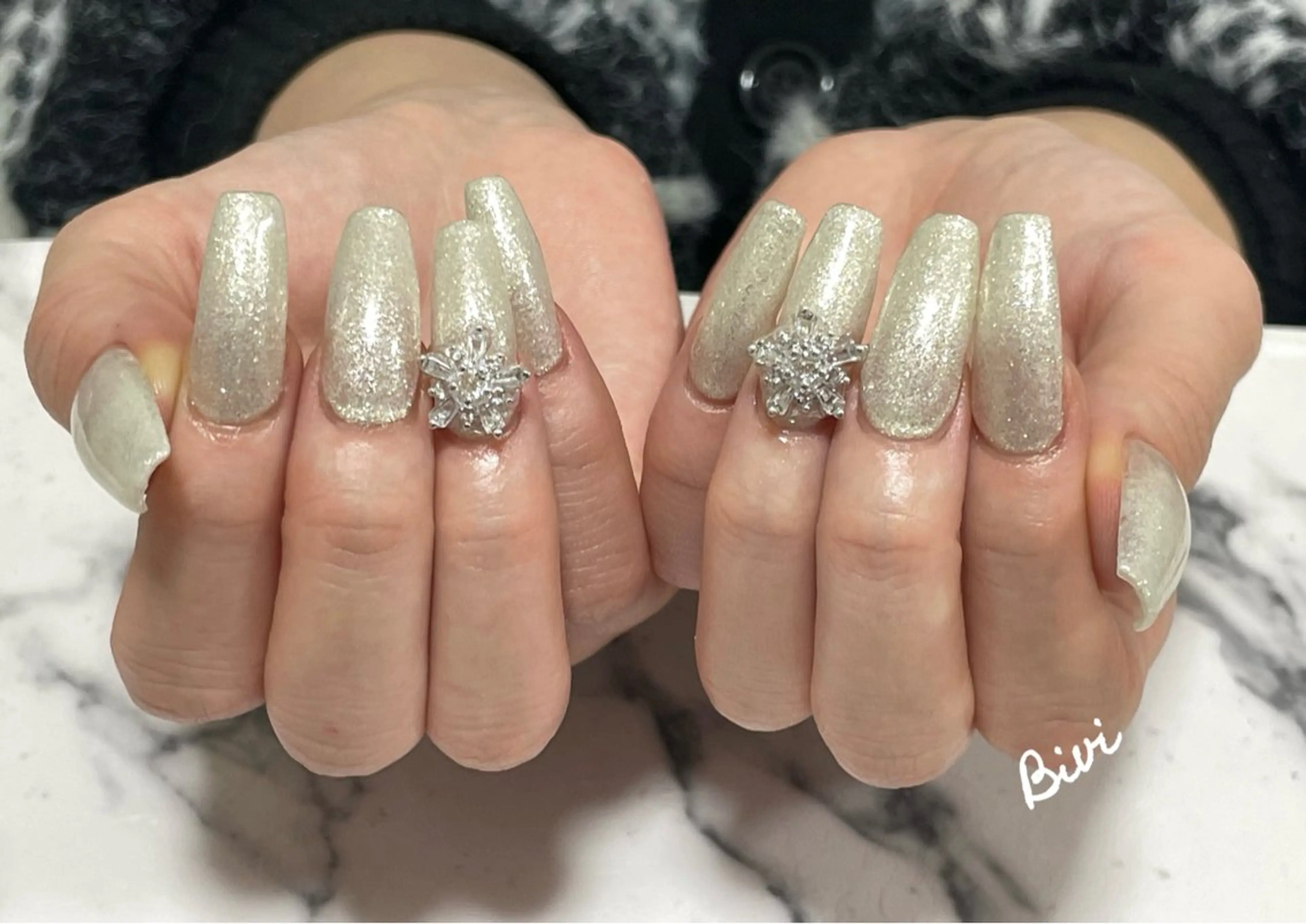 ネイル アートネイル 長さ出し フラッシュネイル ラメ(グリッター) シルバー ♡Bivi♡自爪に 優しいネイルサロンのネイルデザイン