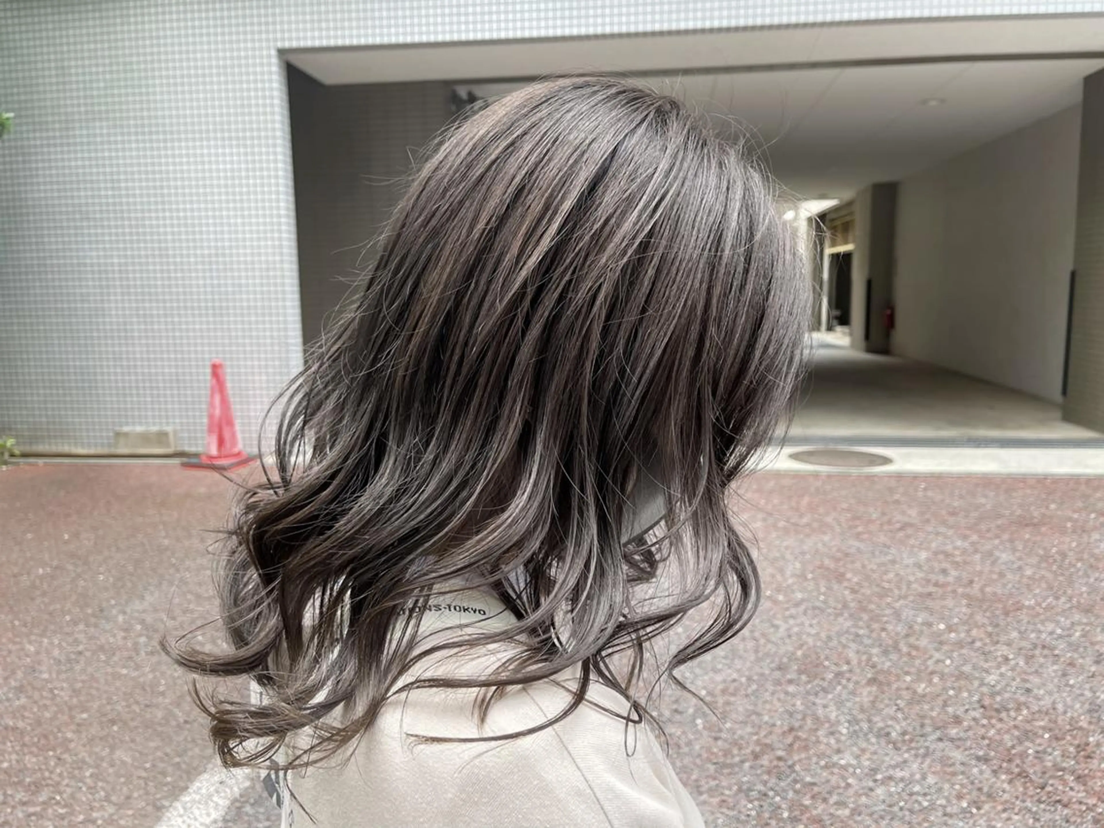 ロング カラー アディクシーカラー ベージュカラー デザインカラー フォギーベージュ オリーブベージュ カット ヘアカラー トリートメント N° emirai 溝の口のヘアスタイル