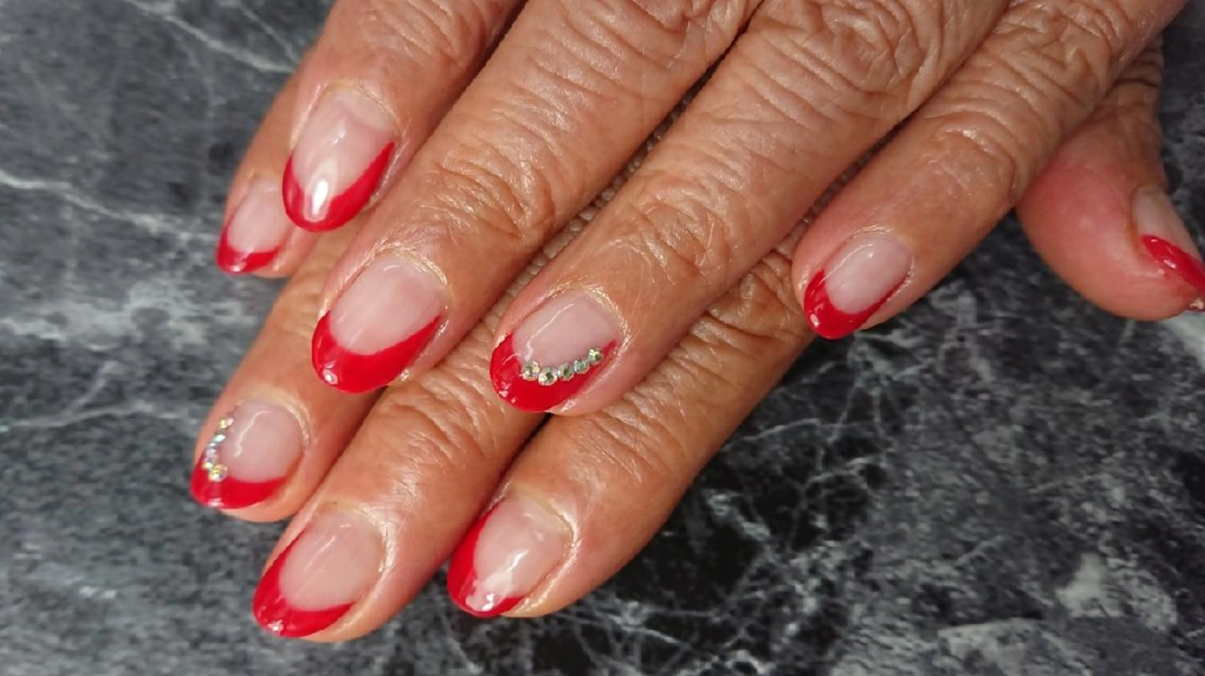 ネイル フレンチネイル 赤色 林 珠里のネイルデザイン