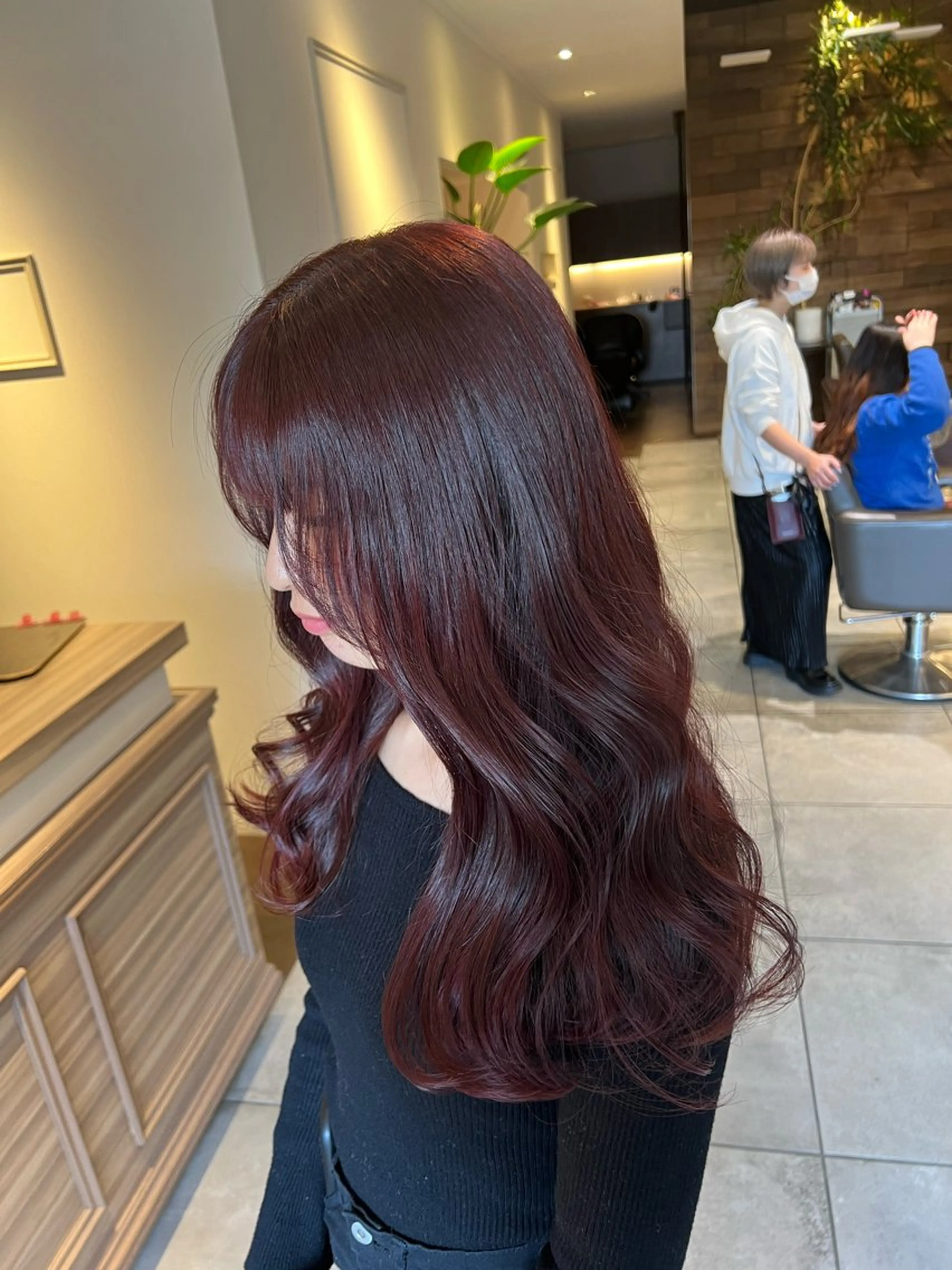 ロング カラー ボルドーカラー レッドカラー ヘアカラー トリートメント 西村 美羽のヘアスタイル