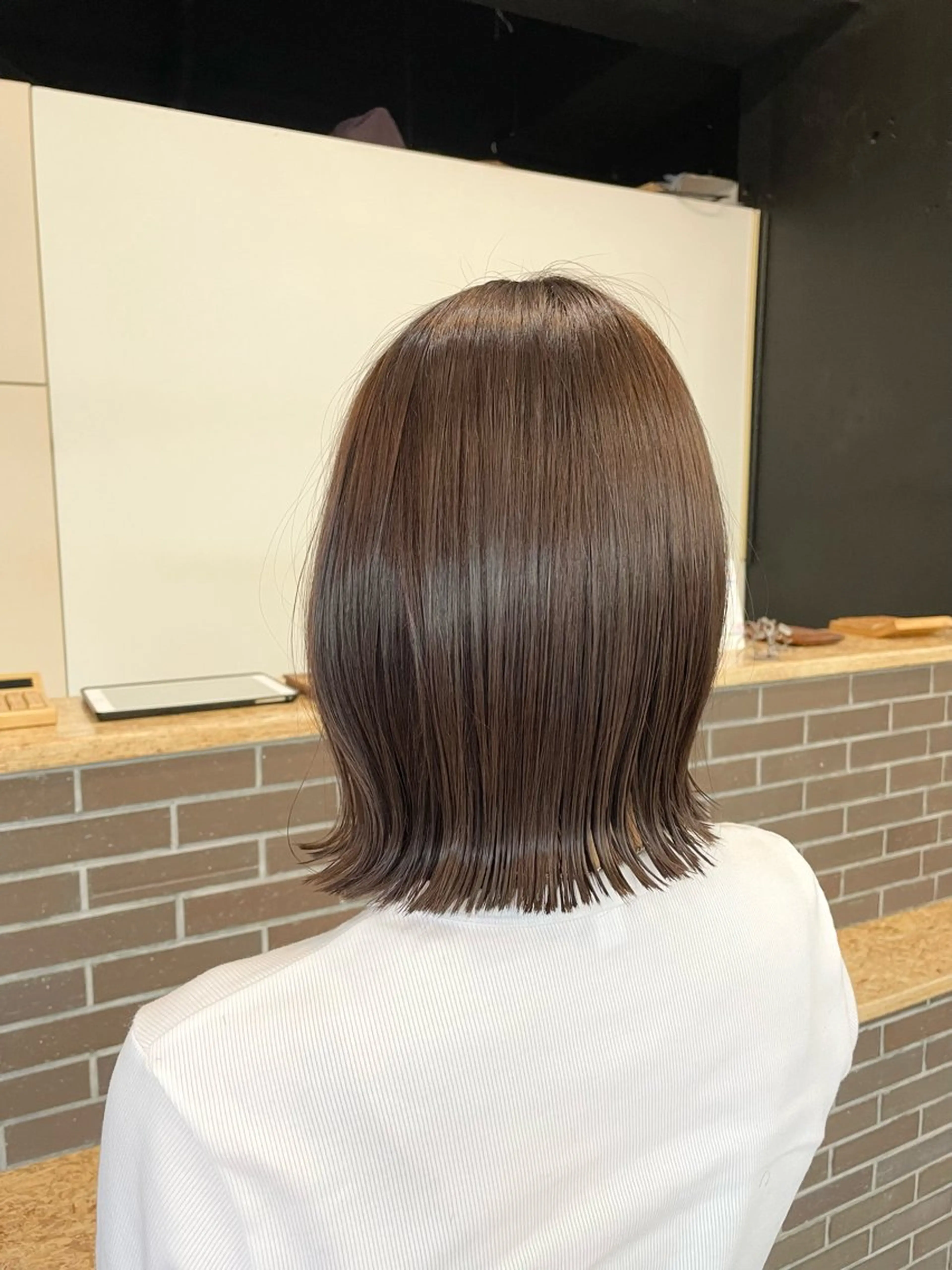 ミディアム カラー ベージュカラー ボブ 外ハネヘア 新岡 萌乃のヘアスタイル