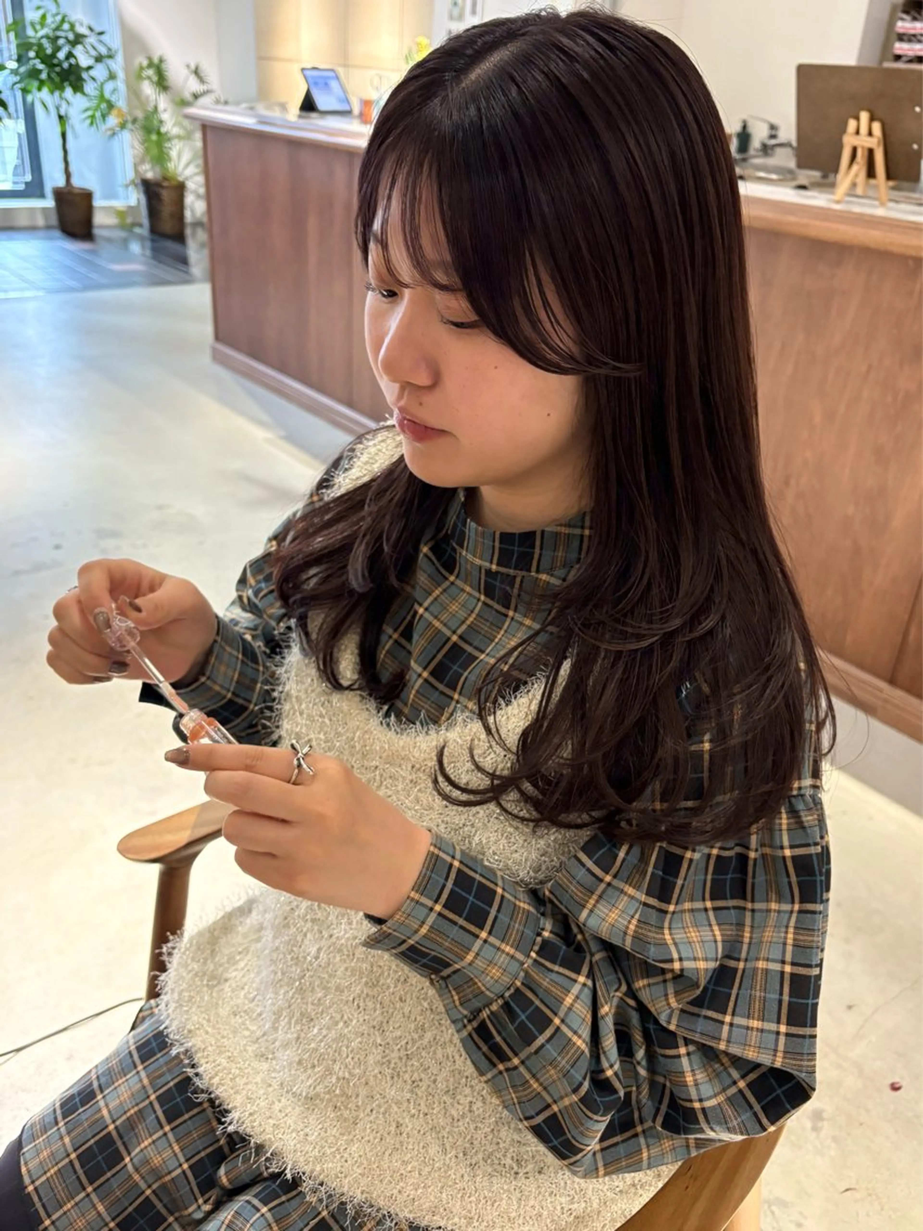 セミロング ラベンダーブラウン 髪質改善 レイヤーカット Yui⭐️ 透け感カラーのヘアスタイル