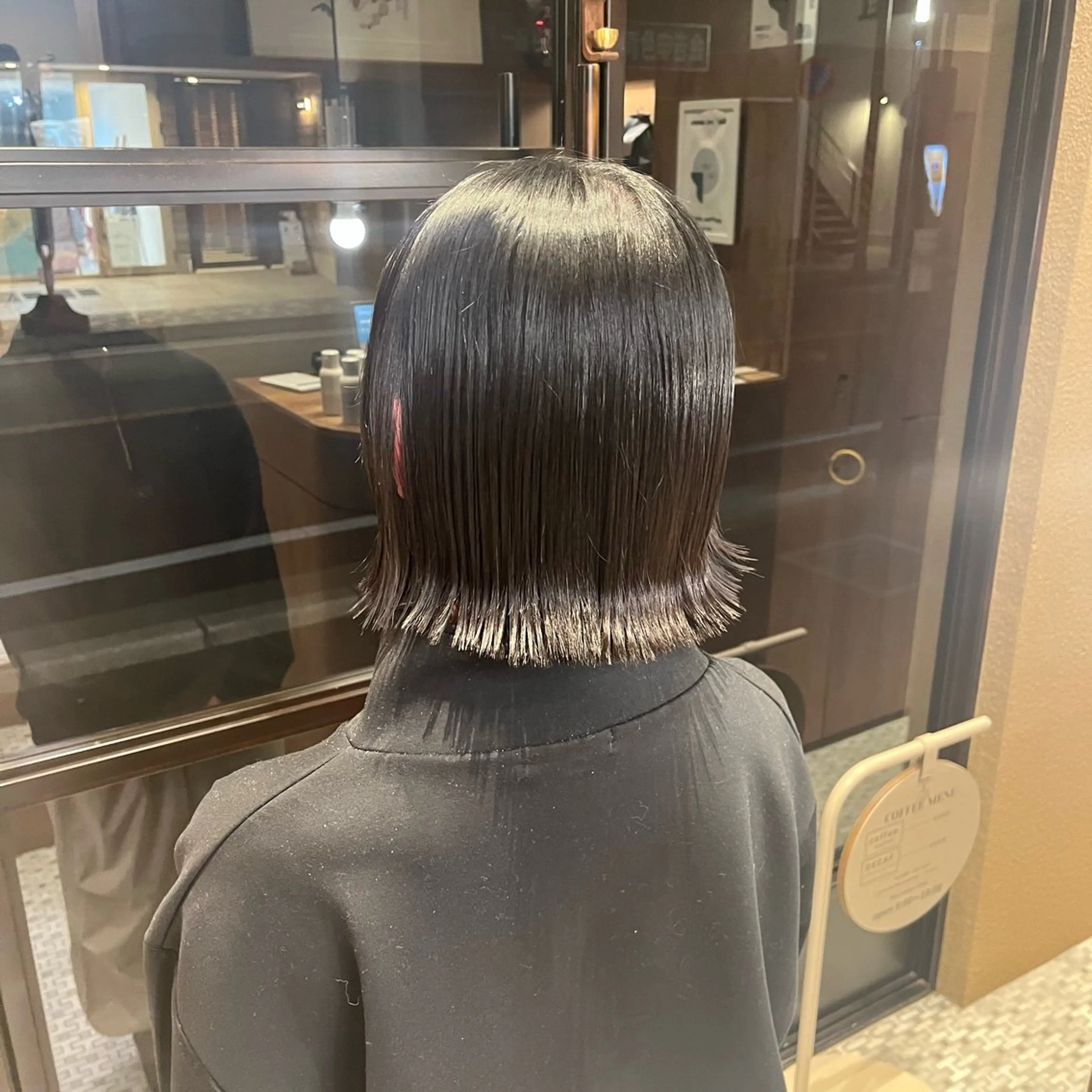 ミディアム ボブ 外ハネヘア カット Wカラー🐾 ハルナのヘアスタイル