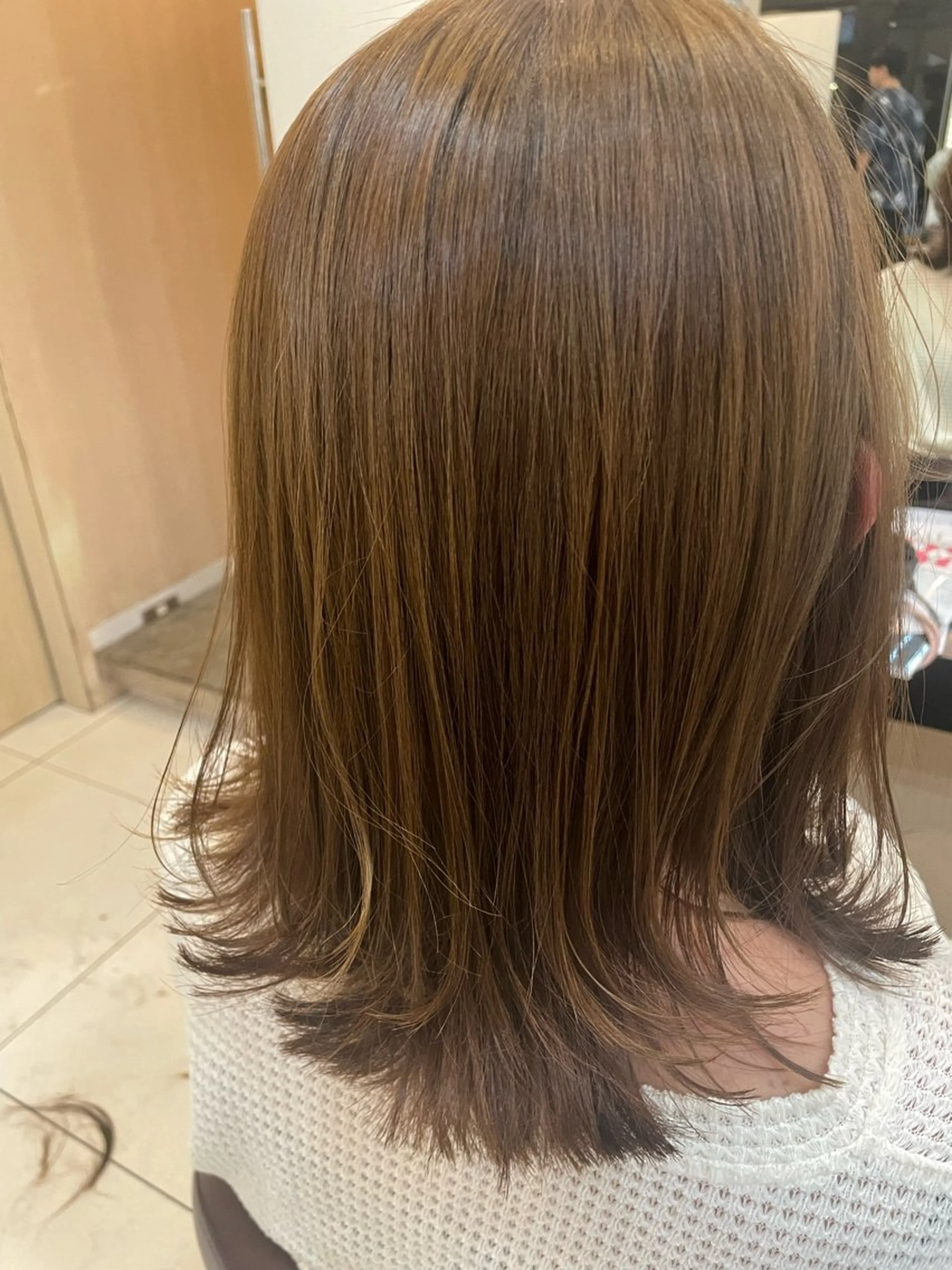 ミディアム カラー ミディアムパーマ ベージュカラー ブリーチ ミルクティーベージュ ブリーチなしカラー ヘアカラー トリートメント リリー /Men's/パーマのヘアスタイル