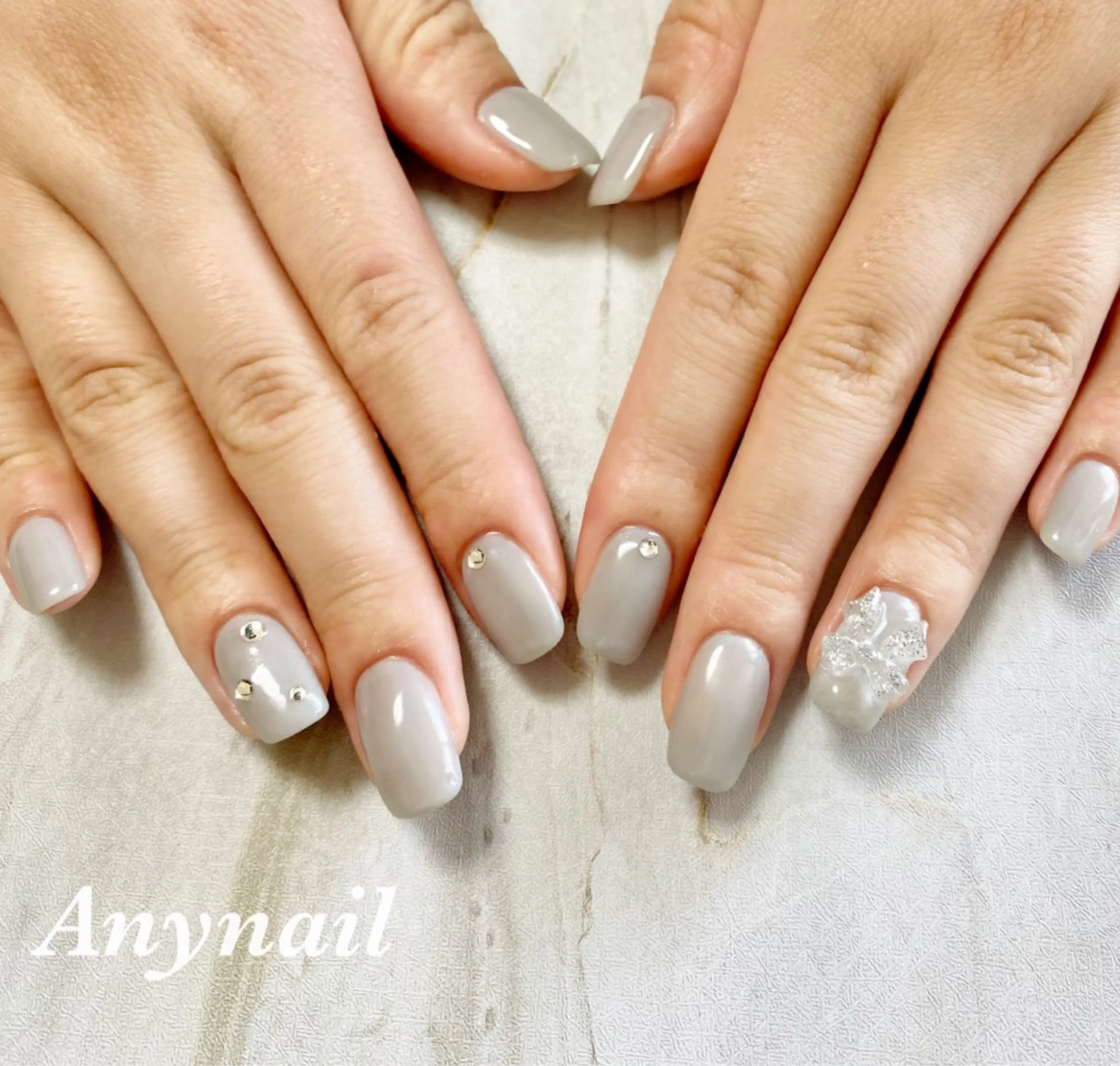 ネイル ブルー ワンカラーネイル リボン ストーンネイル 夏ネイル 岩澤 恵子のネイルデザイン