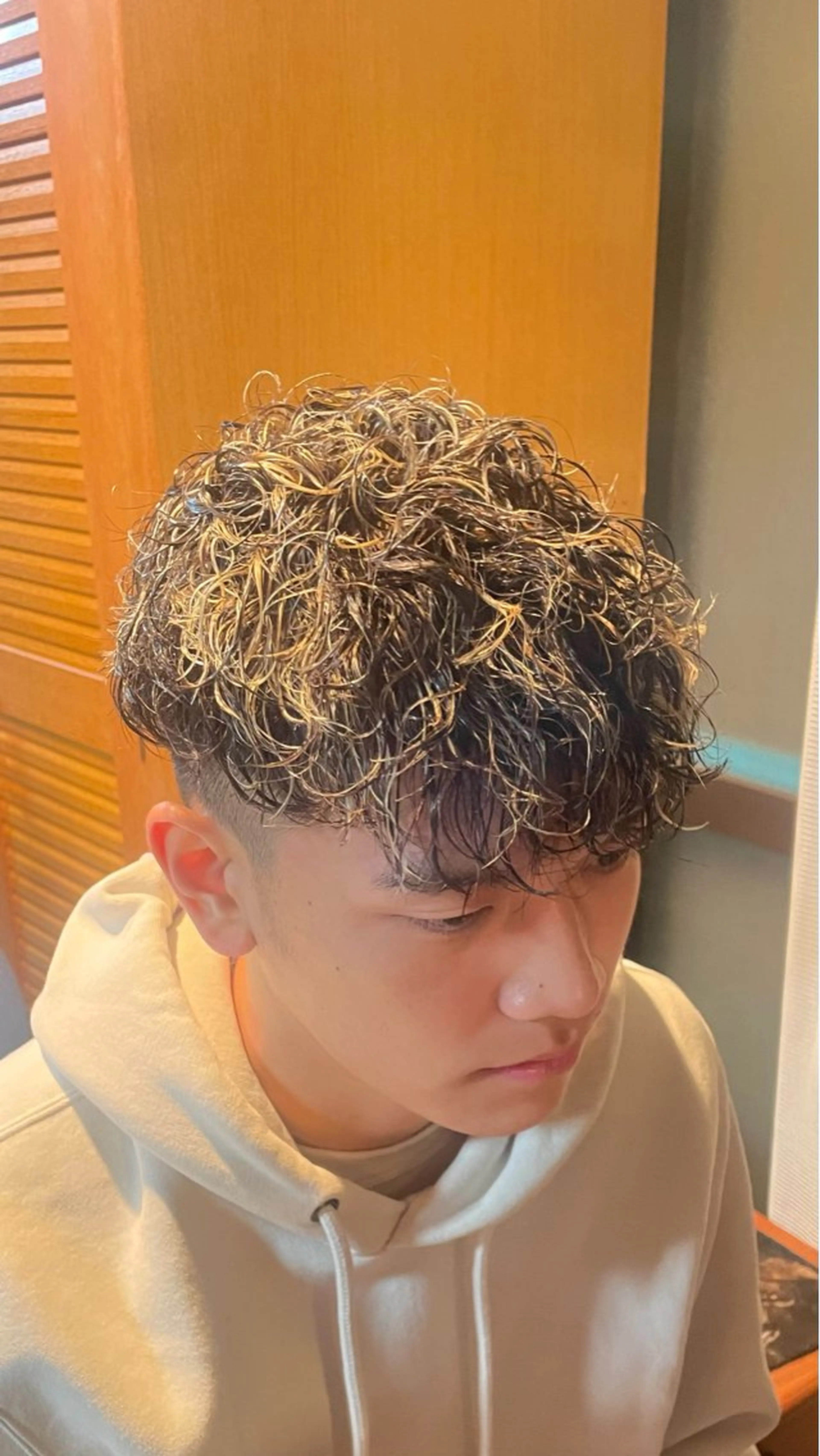 パーマ メンズ スペインカール カット パーマ メンズ特化 荷宮蓉太のヘアスタイル