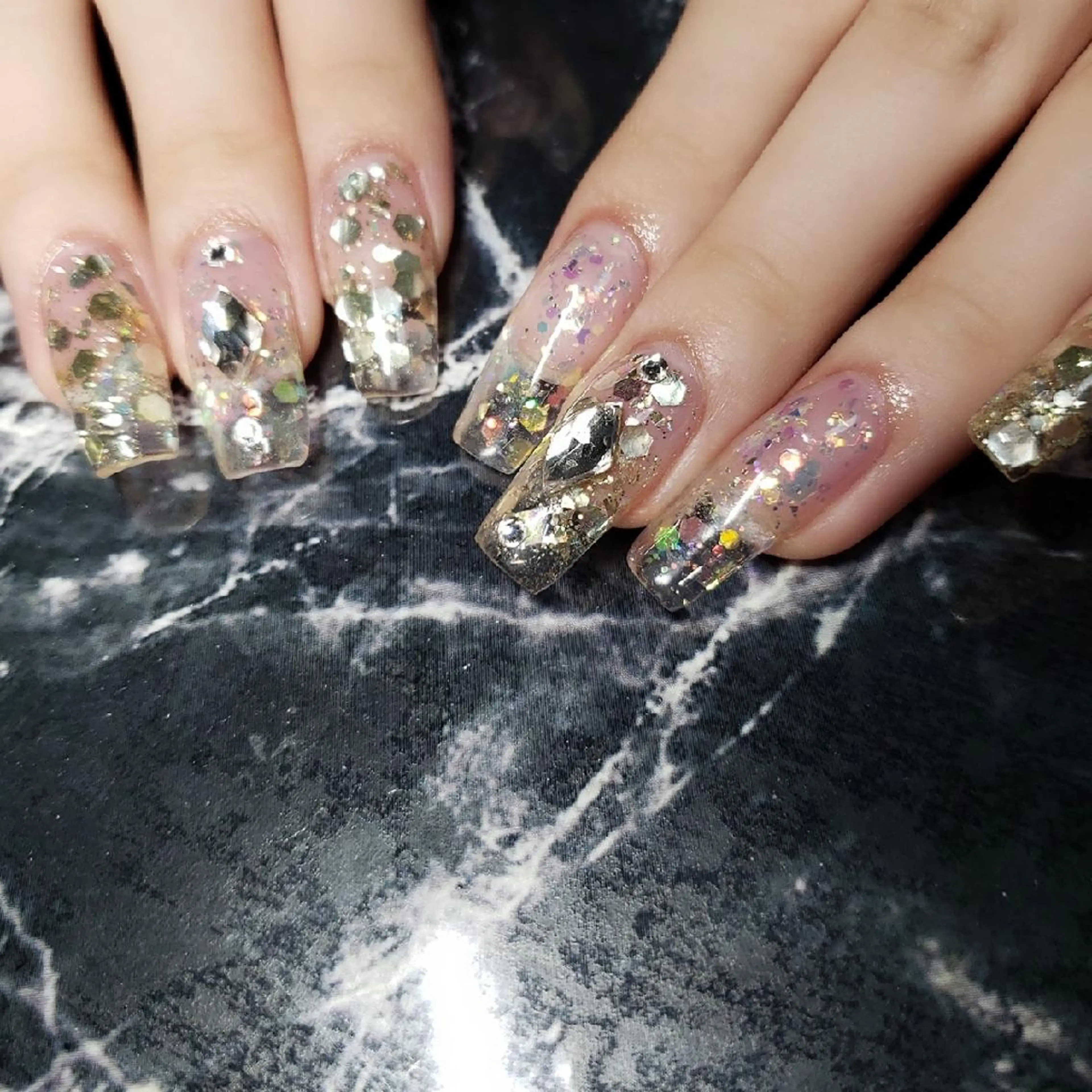 ミディアム ネイル ストーンネイル ハンドネイル クロキ 。のネイルデザイン