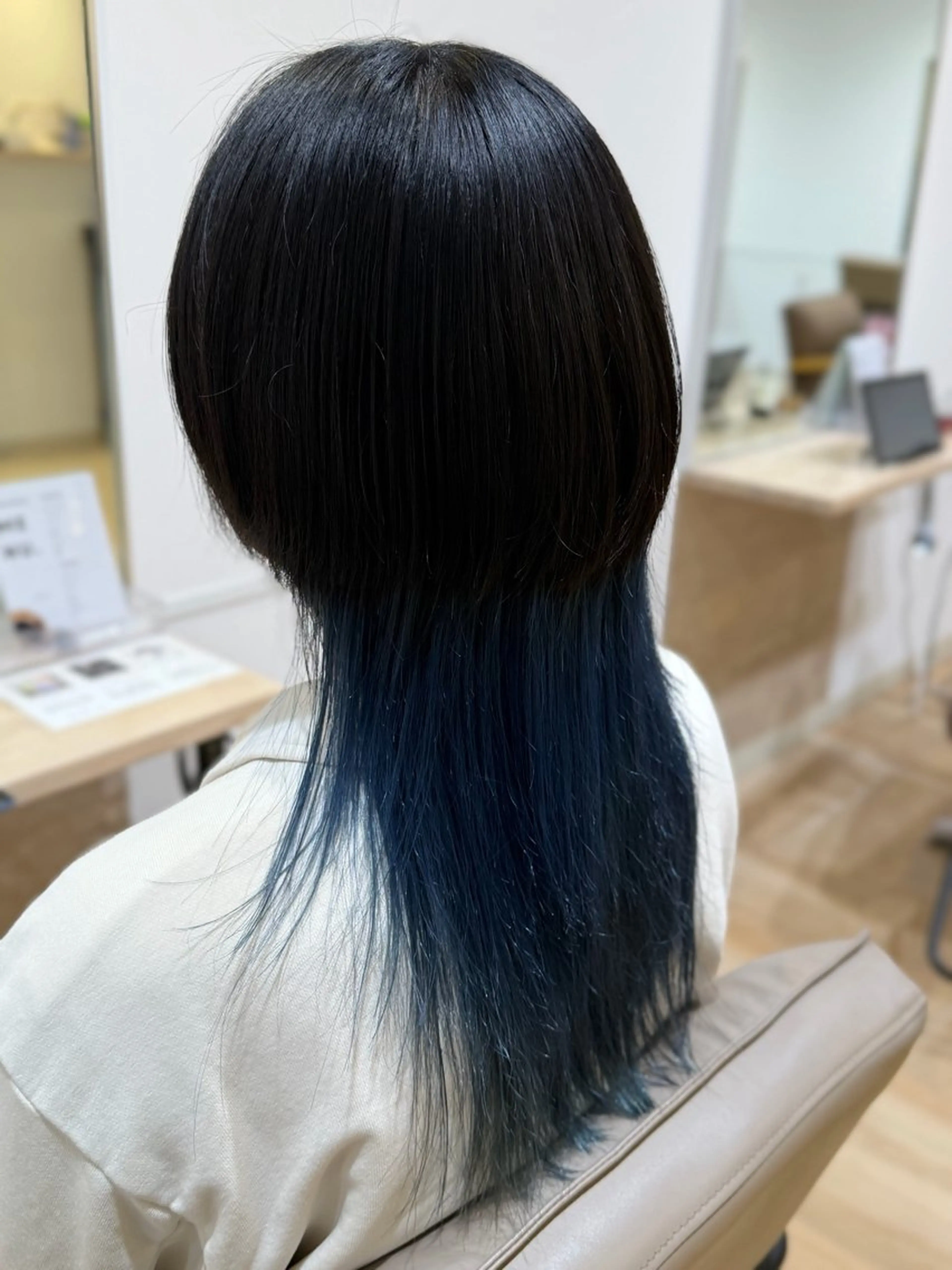セミロング カラー ブリーチ ブルーカラー インナーカラー 新井 希実 SOUPLE.のヘアスタイル