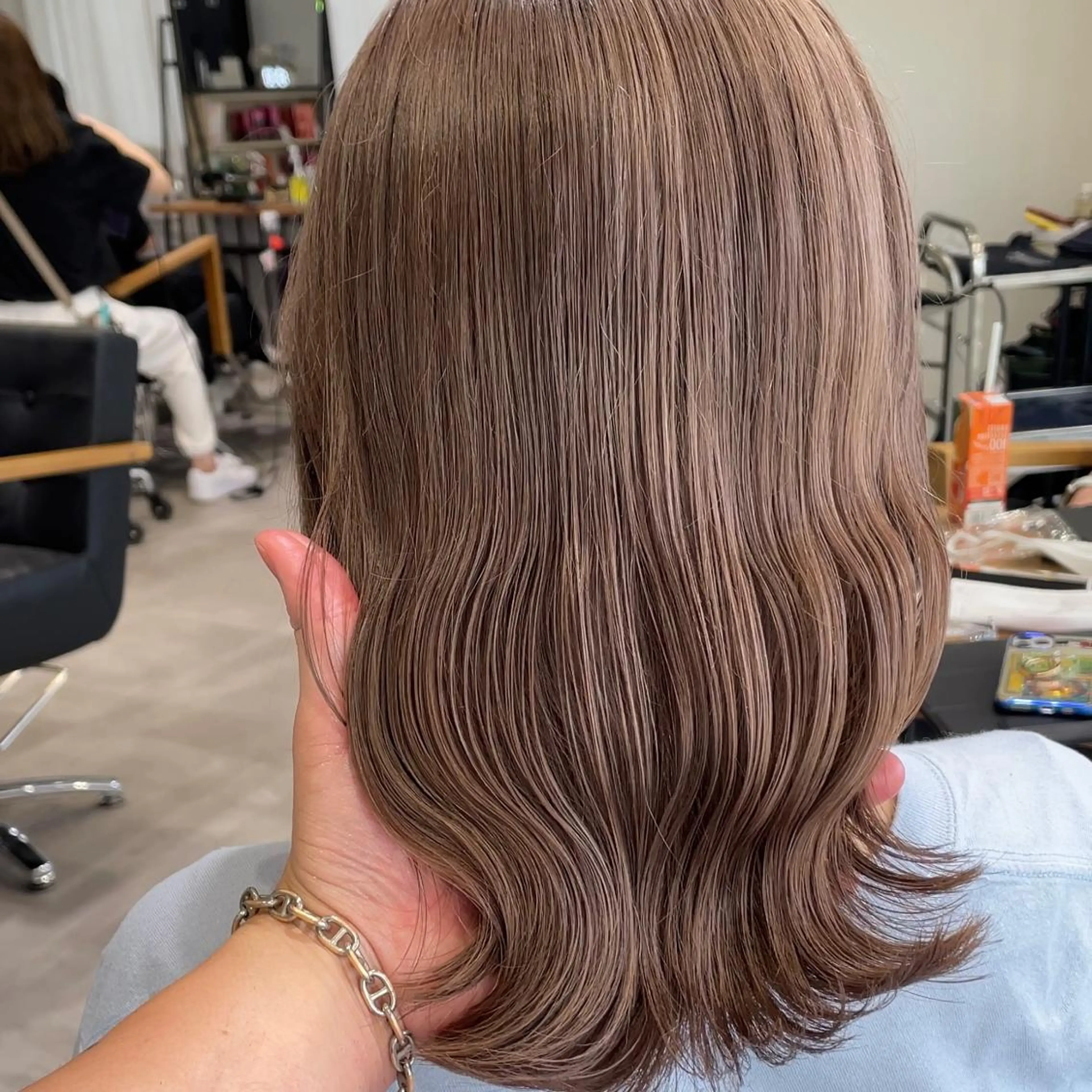 ミディアム カラー ハイトーンイヤ リングカラー清水隆央のヘアスタイル