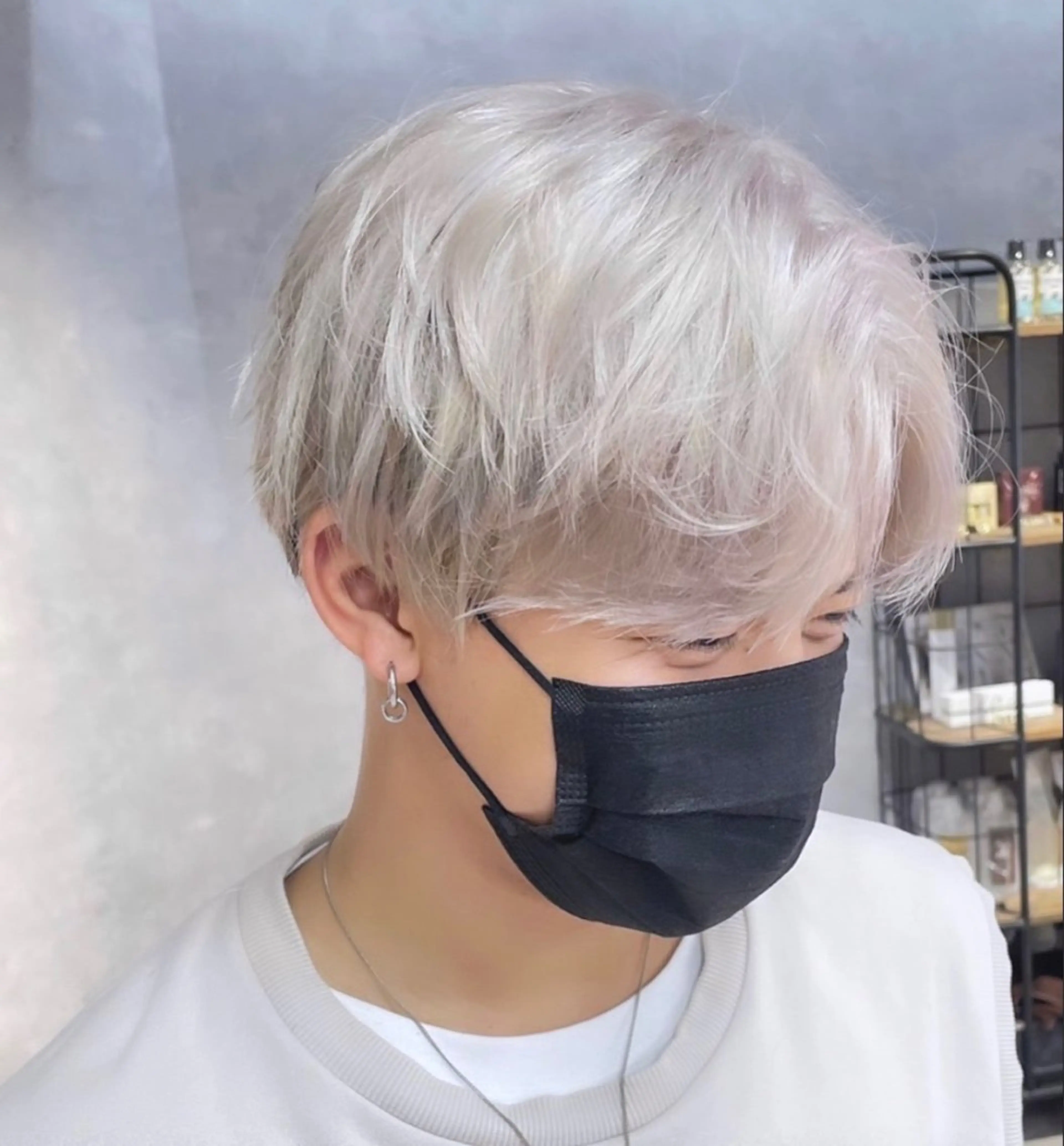 カラー メンズ メンズブリーチ メンズハイトーン メンズインナーカラー ベージュカラー ブリーチ ヘアカラー 大阪ケアブリーチ/ ミルクティーベージュのヘアスタイル