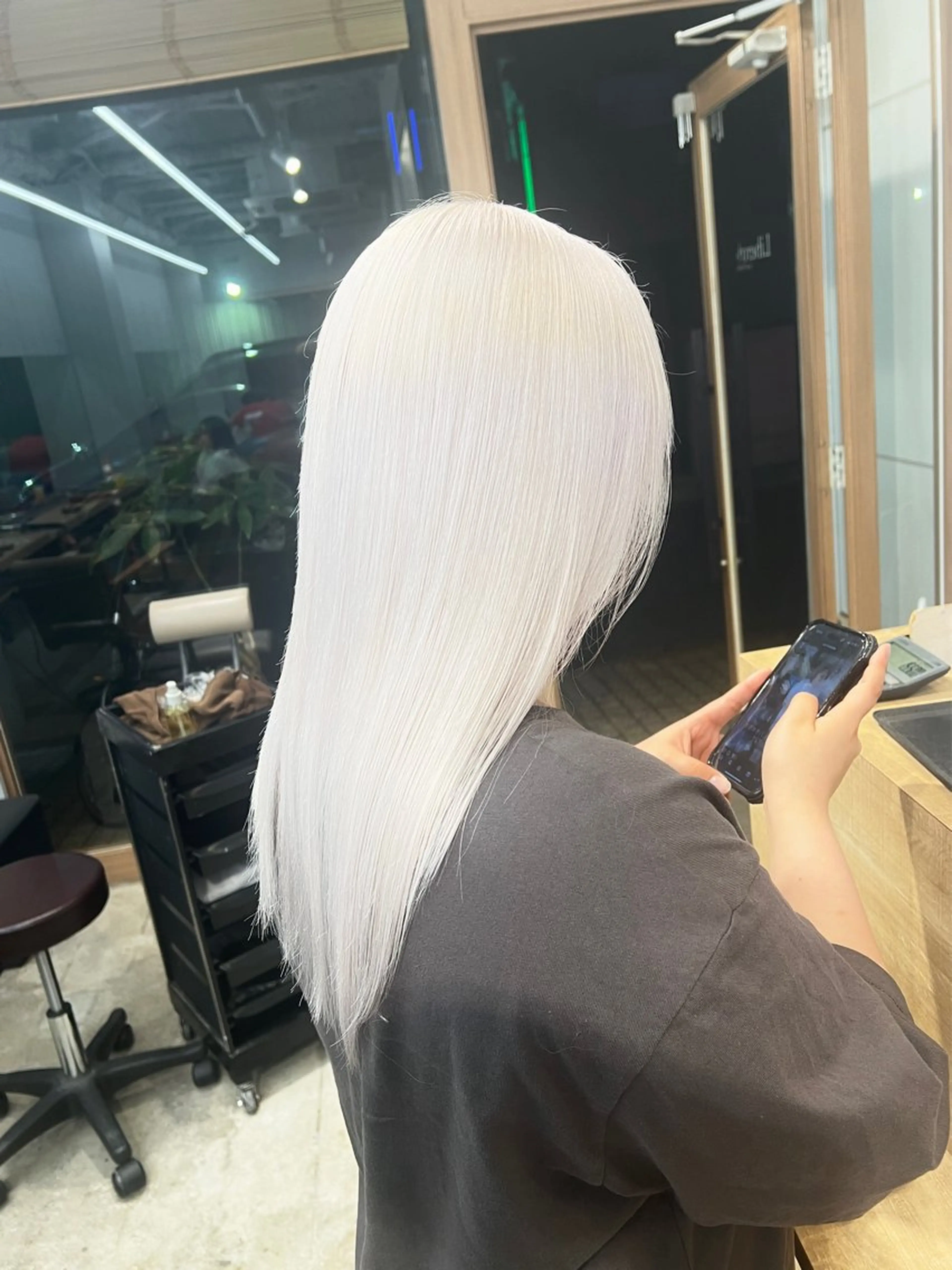 セミロング カラー ブリーチ毛の縮毛矯正 ハイトーン/岡本智樹のヘアスタイル