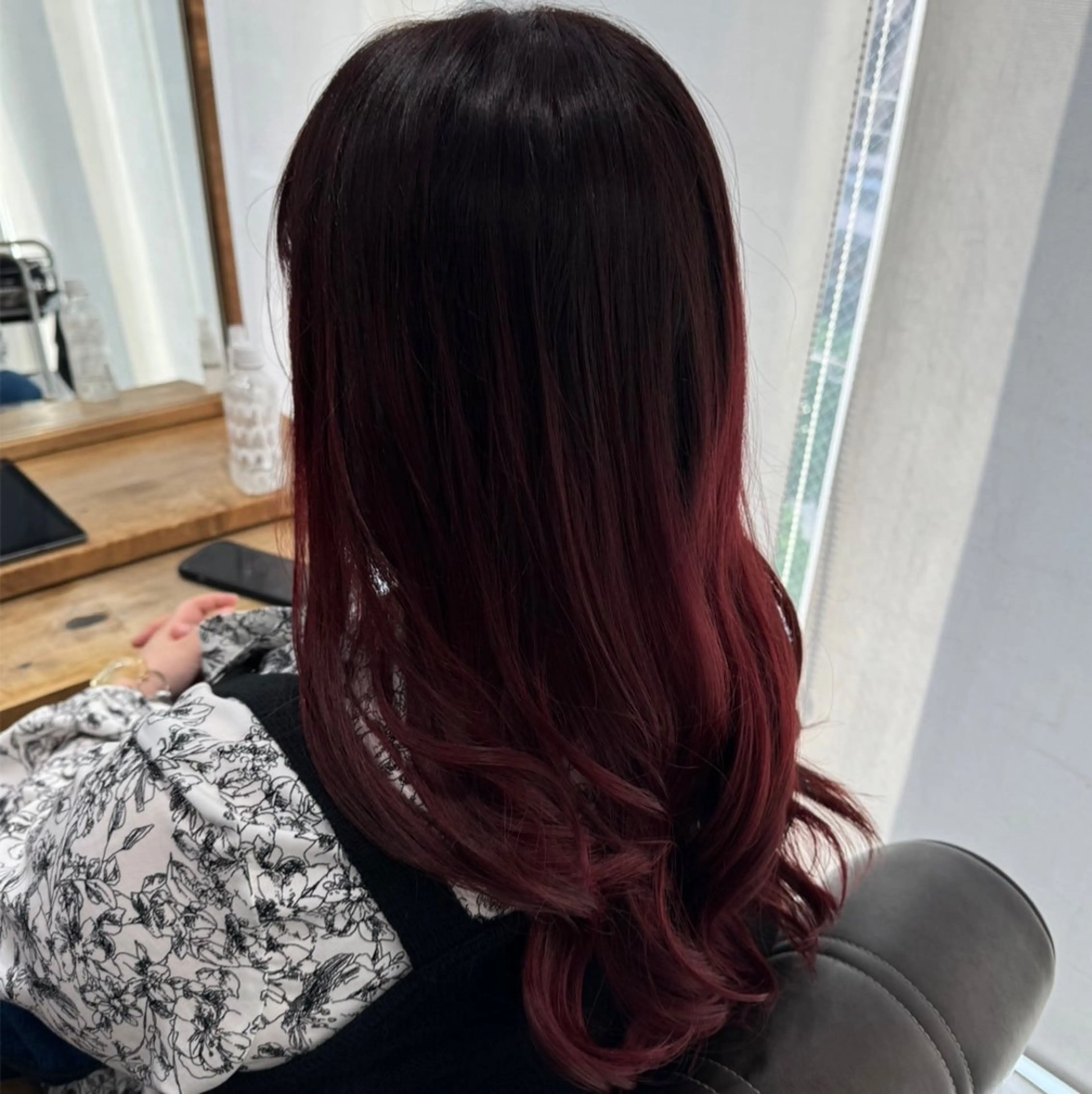 ロング カラー ブリーチ カシス レッドカラー ロング 安岡美咲✂︎ 艶カラー/髪質改善のヘアスタイル