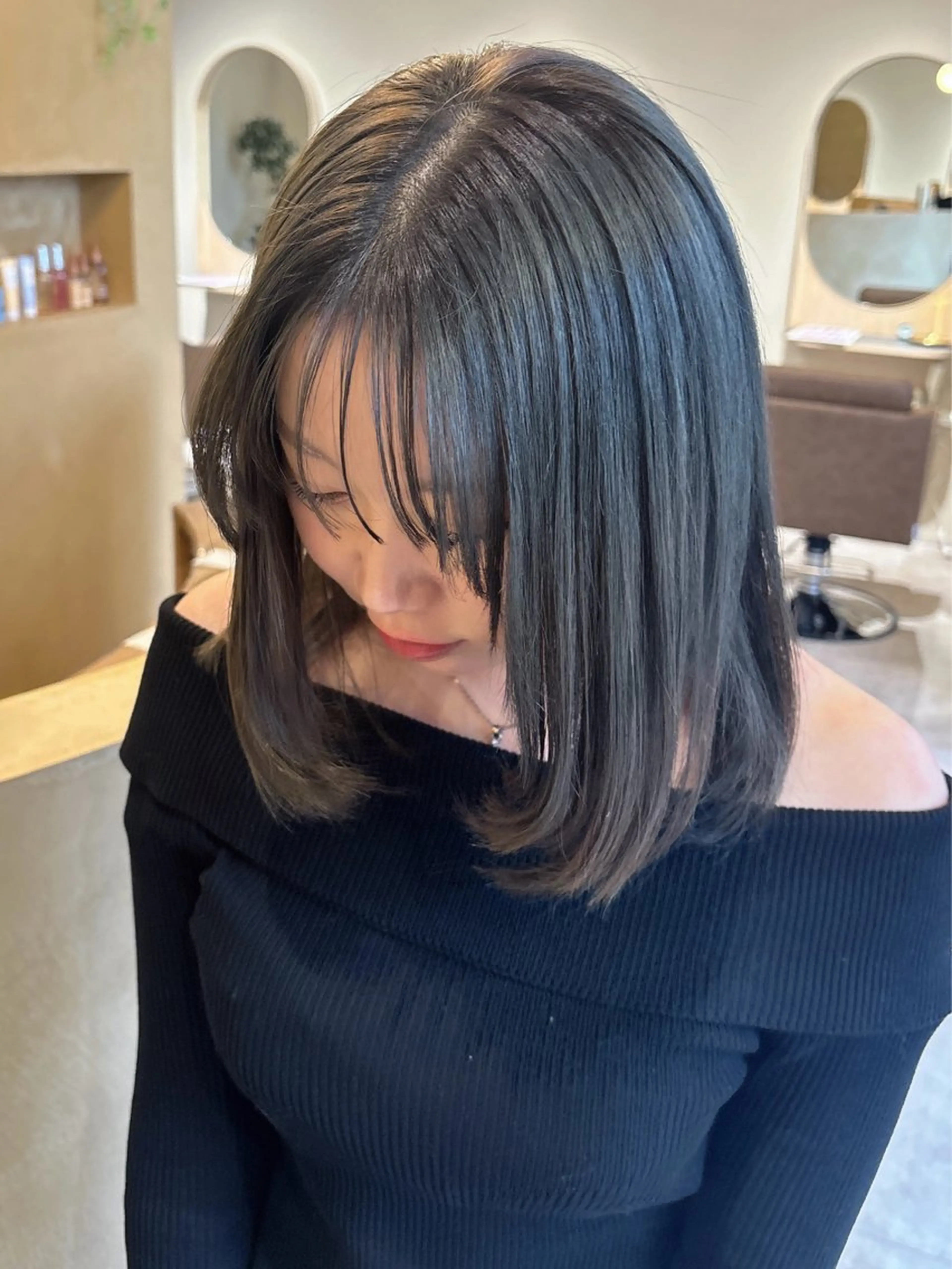 ミディアム 西田 朋華のヘアスタイル