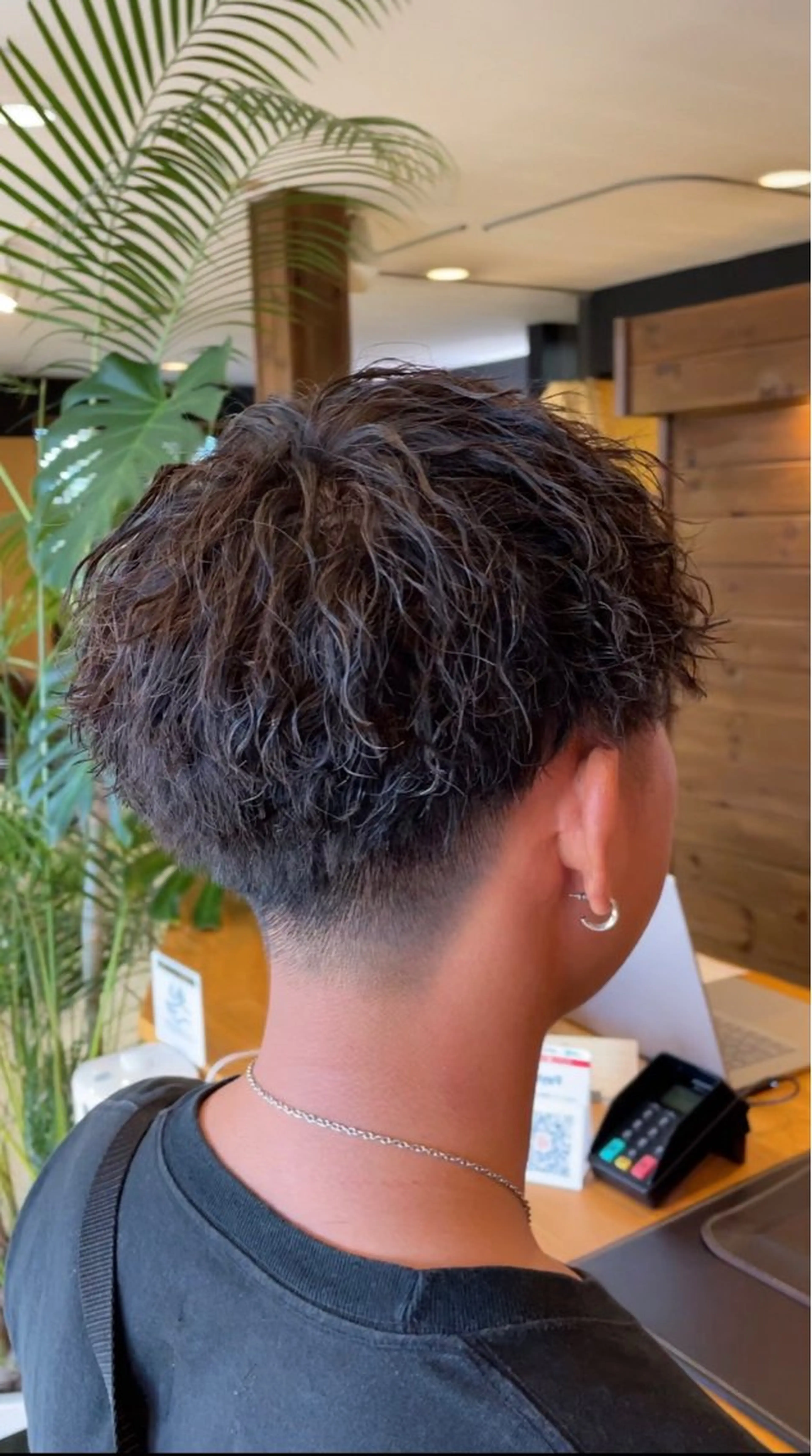 パーマ メンズ カット パーマ 飯泉/メンズカラー ツイスパ/メッシュのヘアスタイル