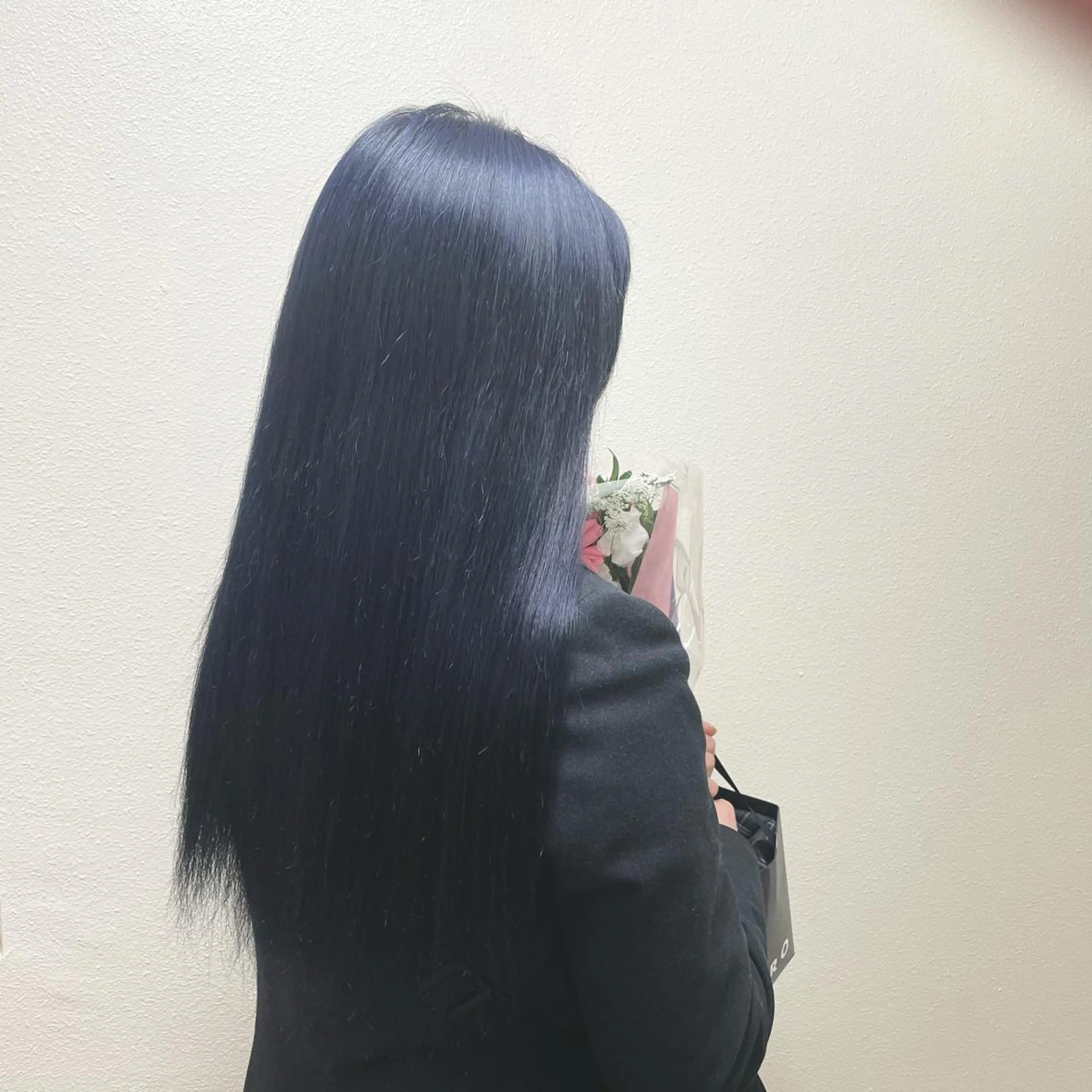 ミディアム カラー パーマ ヘアアレンジ メンズ キッズ ネイル マツエク・マツパ メンズ韓国風 アッシュ 黒髪 ブルーカラー ブルーブラック ヘアカラー トリートメント ヘアセット 切りっぱなしヘアボブ ミディアムヘアRYOのヘアスタイル
