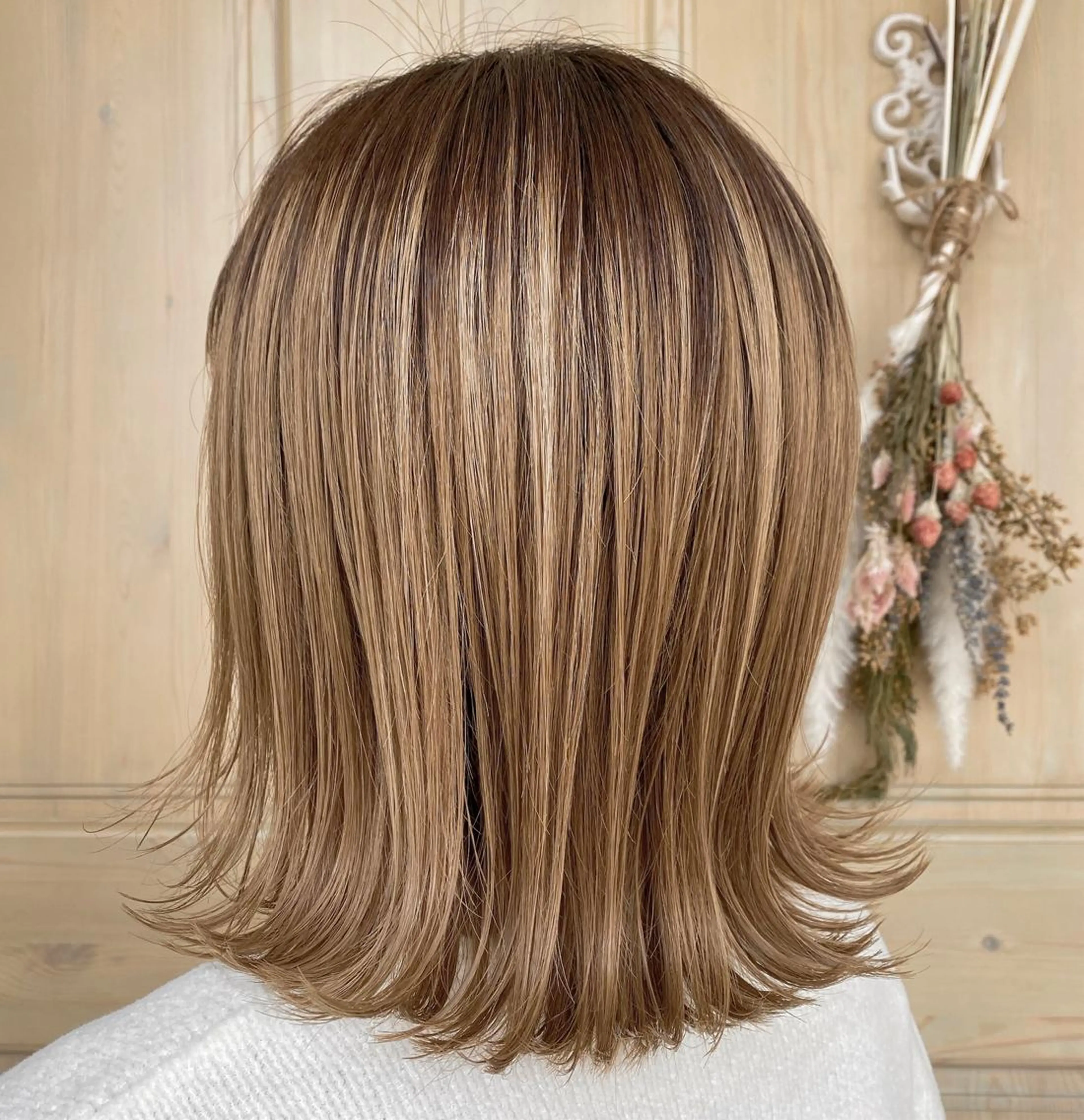 ミディアム カラー ベージュカラー ブリーチ ダブルカラー カット ヘアカラー レイヤーカット/ 根本瑠実のヘアスタイル